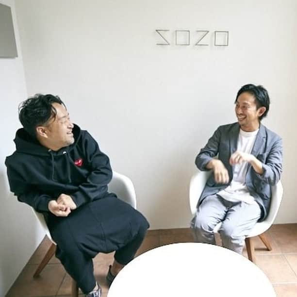 リジョブ さんのインスタグラム写真 - (リジョブ Instagram)「美容師の独立　Vol.15【SOZO 郡山恵三（KEIZO）さん、青木聡（TAA）さん】#1・#2  今回お話を伺ったのは、日本で数少ないインターナショナルサロンとして世界各国から外国人が訪れる「SOZO HAIR&MAKE」の代表・郡山恵三（KEIZO）さんと青木聡（TAA）さん。当時は「必ず失敗する」と言われていた共同経営で10年以上も第一線として活躍されてきました。  前編では、お二人の出会い、お店の立ち上げで工夫したこと、サロンのビジョンなどについてお話を伺いました。特に「集客」する上で決して譲れない信条があるのだとか。 後編では、「お店として何をすれば美容師がもっと幸せになれるのか」について、SOZOの持論をたっぷりと語っていただきます✨ ※記事は @morerejob のプロフィール欄のリンク先からチェックできます。  #美容師 #美容師アシスタント #スタイリスト #美容師スタイリスト #美容学生 #美容学校生 #就職 #転職 #求人サイト #リジョブ #morerejob #美容院 #サロン内装 #共同 #サロン経営 #出会い #独立 #開業 #転身 #仕事 #集客 #sozo #keizo #taa」11月18日 10時00分 - morerejob