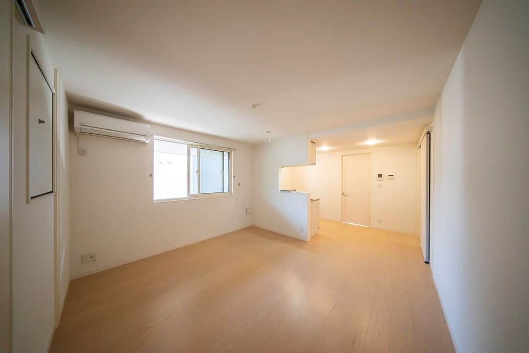 せたがやクラソンのインスタグラム：「『朝から元気なふたりのお部屋 202』﻿ ﻿ ・東急田園都市線三軒茶屋駅 徒歩14分 ・13.2万円・47.65㎡・1LDK ___________________________________________________________________﻿  今回のお部屋、三軒茶屋の駅から徒歩14分。 ここまで歩くと周辺は住宅街！ 物件の近くにも、ベビーカーを押しているママさんや、 お散歩しているおばあちゃんなど、のんびりとしていました〜。  お部屋は1LDK。玄関を入ってまず階段を登ってお部屋へ行くタイプ。 登った先には12帖のリビングダイニング。 大きめのダイニングデーブルをおいてもゆとりのある広さ。  全ての窓に雨戸が設置されているんですが、 身長低めの私もとっても分かるのが、上まであげるのがキツい。。 ですがここはなんと電動！ボタン一つで上げ下ろしができます。 これは嬉しい！  5.2帖の洋室に収納が二つ。 ベランダと、もう一つの窓にはフラワースタンドが。 日当たりが良いので太陽と相性の良い植物を置きたいですね。 朝に弱い…。という方でもこれだけ光が入れば目が覚めます！笑  周辺環境の落ち着いた雰囲気や、お部屋のゆとりのある感じからして、 新婚さんや、カップルさんにおすすめのお部屋です！ 朝からふたりでちゃんと起きて、素敵な時間をお過ごしください！  ▼この物件の詳細、﻿ そのほかのお部屋はプロフィールのリンクから﻿ @setagayakurasson﻿ ___________________________________________________________________﻿ ﻿ 「オンラインでお部屋探し」スタートしました！ ご相談お待ちしております。 ﻿ ﻿https://setagayakurasson.com/online _____________________________________________________________________﻿ ﻿ #せたがやクラソン #せたがやンソン #賃貸 #お部屋探し #オンラインお部屋探し #引っ越し #内見 #部屋 #ワンルーム #ひとり暮らし #ふたり暮らし #好きな街 #暮らしを楽しむ #キッチン #家具 #世田谷 #賃貸インテリア #リノベーション #コンシェルジュ #世田谷のお部屋探し  #田園都市線 #三軒茶屋  #三茶 #暮らしを楽しむ #陽当たり良好 #雨戸 #フラワー  #朝から元気  #新婚生活 #ふたりの時間」