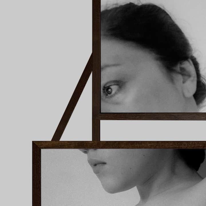 ニューヨーク近代美術館のインスタグラム：「“For me, it’s important what you hide rather than what you show, or what you let the viewer imagine should be there.”  #NewPhoto2020 artist @mariantelman’s beings are fashioned from images of isolated hands, limbs, heads, and eyes paired with photographs of stone parts. Antelman often photographs herself and her family members.  These pictures are paired with photographs of stone parts, resulting in surprising connections between flesh and mineral, and between permanence and transience. Antelman points out other dualities: “My work often brings together ideas of the past and the future, past technologies and future technologies…. We start from the earth and we return.”  Discover a new perspective at the link in our bio, or moma.org/newphoto2020 --- 📸 Maria Antelman. “Puzzlers I”; “Hypnos”; “Hall of Mirrors”; “Self Stranger.” All 2020. Courtesy the artist and Melanie Flood Projects, Portland, OR. © Maria Antelman」