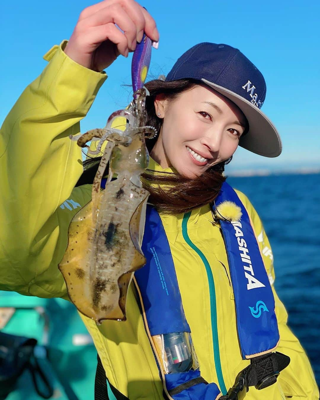 滝沢沙織さんのインスタグラム写真 - (滝沢沙織Instagram)「先日、またまたティップランエギング🦑に行ってきましたー🎣 この日釣れたのは1杯のみ。💦 10月と比べて11月に入り、海水温も下がってきたからか、船長さんも、厳しいよぉ〜💦と言っていた中、1杯でも釣り上げることができました😆✨ 良かったぁ〜💕 船内合計4杯🦑🦑🦑🦑 少ない釣果だけど、貴重な1杯となりました✨ マヤシタの社員さんにもお世話になり、最高の天気で楽しかったです❗️🎣 ありがとうございました😊✨ しかし釣り🎣をするにも、かなり寒くなってきたかなぁと感じました💦そろそろホッカイロも登場かなっ（笑）❗️ #滝沢沙織 #ヤマシタ社員さん #鶴丸 #相模湾 #岩崎船長 #ティップラン #アオリイカ #釣り渋 #貴重な一杯 #最高の天気 #でも寒い #これからは更に防寒対策 #fishing#fish#fishinglife#fishingday#fishingtime#fishingislife#釣り#魚#釣り女優#滝沢釣り道#釣り女子#釣り好き#釣りファッション#海釣り#海」11月18日 10時03分 - saori_takizawa.official