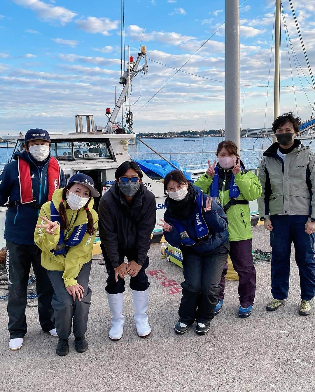 滝沢沙織さんのインスタグラム写真 - (滝沢沙織Instagram)「先日、またまたティップランエギング🦑に行ってきましたー🎣 この日釣れたのは1杯のみ。💦 10月と比べて11月に入り、海水温も下がってきたからか、船長さんも、厳しいよぉ〜💦と言っていた中、1杯でも釣り上げることができました😆✨ 良かったぁ〜💕 船内合計4杯🦑🦑🦑🦑 少ない釣果だけど、貴重な1杯となりました✨ マヤシタの社員さんにもお世話になり、最高の天気で楽しかったです❗️🎣 ありがとうございました😊✨ しかし釣り🎣をするにも、かなり寒くなってきたかなぁと感じました💦そろそろホッカイロも登場かなっ（笑）❗️ #滝沢沙織 #ヤマシタ社員さん #鶴丸 #相模湾 #岩崎船長 #ティップラン #アオリイカ #釣り渋 #貴重な一杯 #最高の天気 #でも寒い #これからは更に防寒対策 #fishing#fish#fishinglife#fishingday#fishingtime#fishingislife#釣り#魚#釣り女優#滝沢釣り道#釣り女子#釣り好き#釣りファッション#海釣り#海」11月18日 10時03分 - saori_takizawa.official