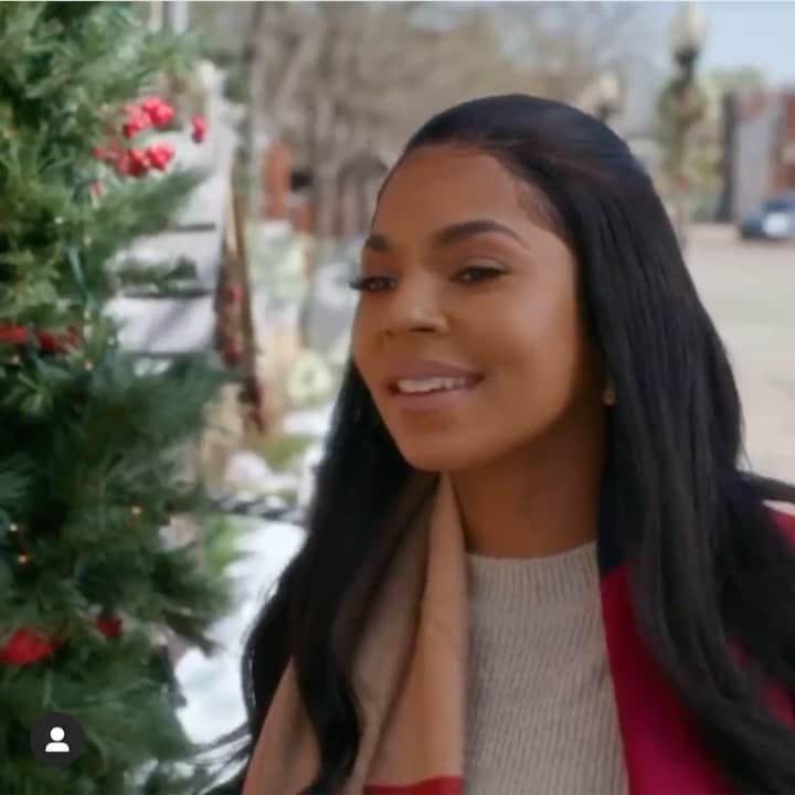 アシャンティのインスタグラム：「Hey y’all tune into my Christmas movie “ A Christmas winter song” on @lifetimetv now!!! 8pm est!!! Executive produced by me ☺️ #itsawonderfullife」