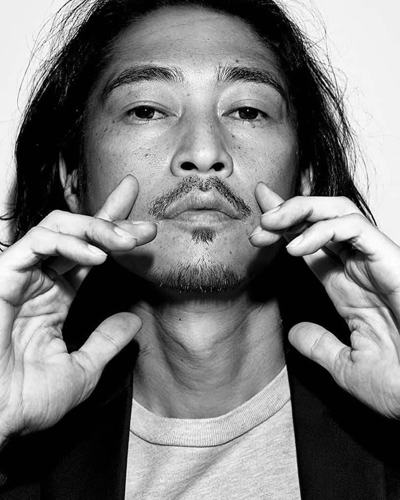 のインスタグラム：「【インタビュー】窪塚洋介「腸活とポジティブシンキング。それだけで人生が変わっていく」  1995年に俳優デビューして以来、25年間ほぼ途切れることなく活躍を続ける、俳優・窪塚洋介。映画『みをつくし料理帖』では、主人公・澪（松本穂香）が思いを寄せる、御膳奉行・小松原（小野寺数馬）を演じた。角川春樹氏の最後の監督作品とも言われる本作で、彼が感じたものとは。また、海外での活動や、コロナ渦にスタートしたインスタライブなど、今、彼が世界に発信したいことについて聞いた。  インタビューはNumero.jpにて掲載。  #窪塚洋介 #numerojp #numerotokyo  Photo : Takao Iwasawa Hair & Makeup : Syuji Sato Interview & Text : Miho Matsuda Edit : Yukiko Shinto」