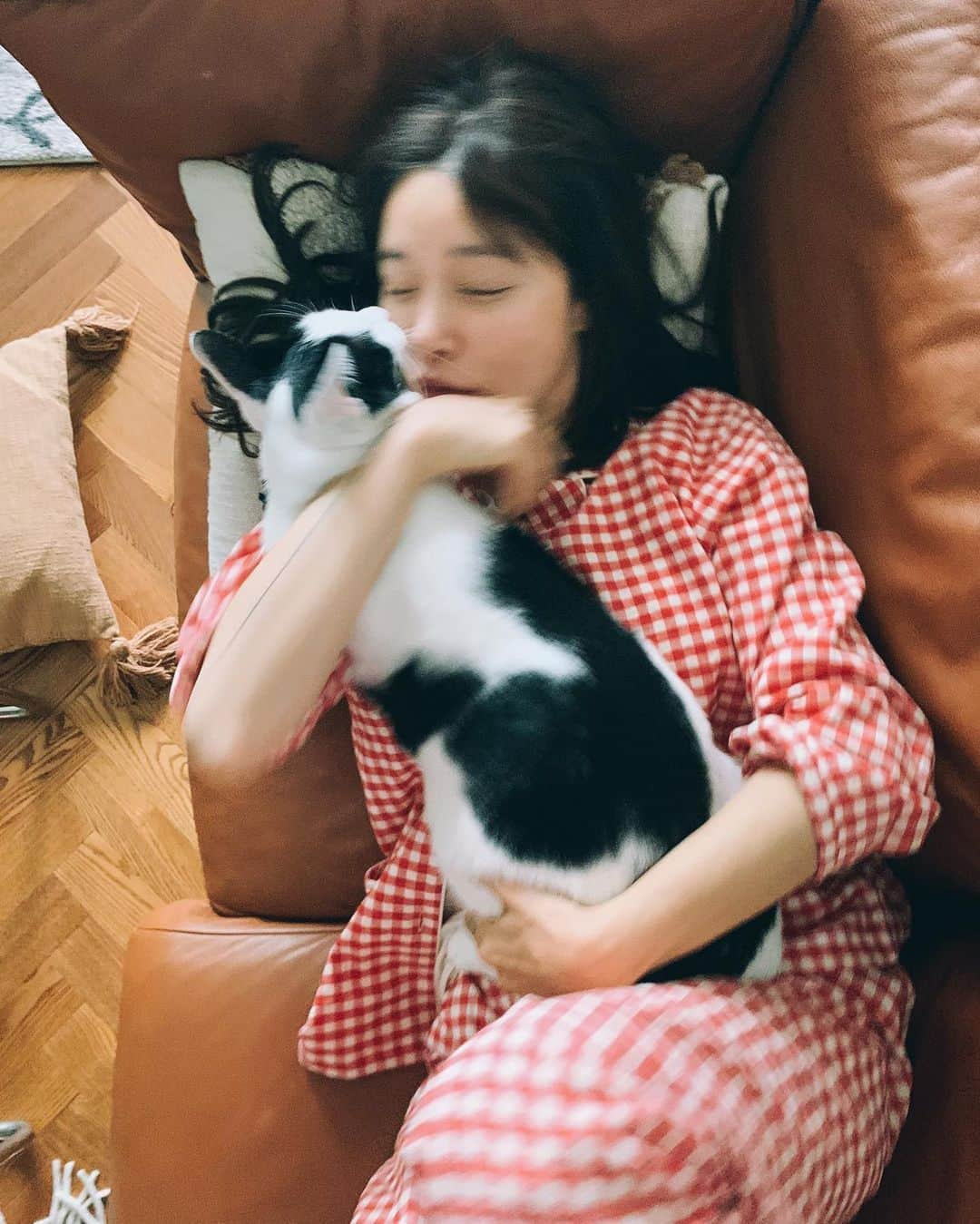 nanaさんのインスタグラム写真 - (nanaInstagram)「소현언니 사진 너무 예뻐 나도 카우랑 뽀뽀사진 남겨줘 하자마자 입술 물림...ㅠ 자업자득이다 미안하다 카우야😭」11月18日 10時11分 - luv__ribbon