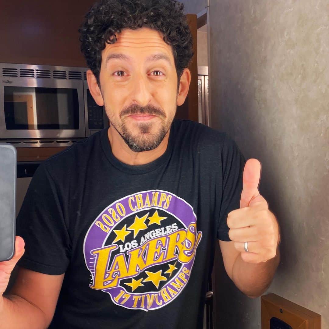 アダム・シャピロのインスタグラム：「Back doing non-pretzel related work for a bit. Old school. Also congrats again to @kingjames and the @lakers on their championship basketball season. And a thanks to @homage for the dope tee.」