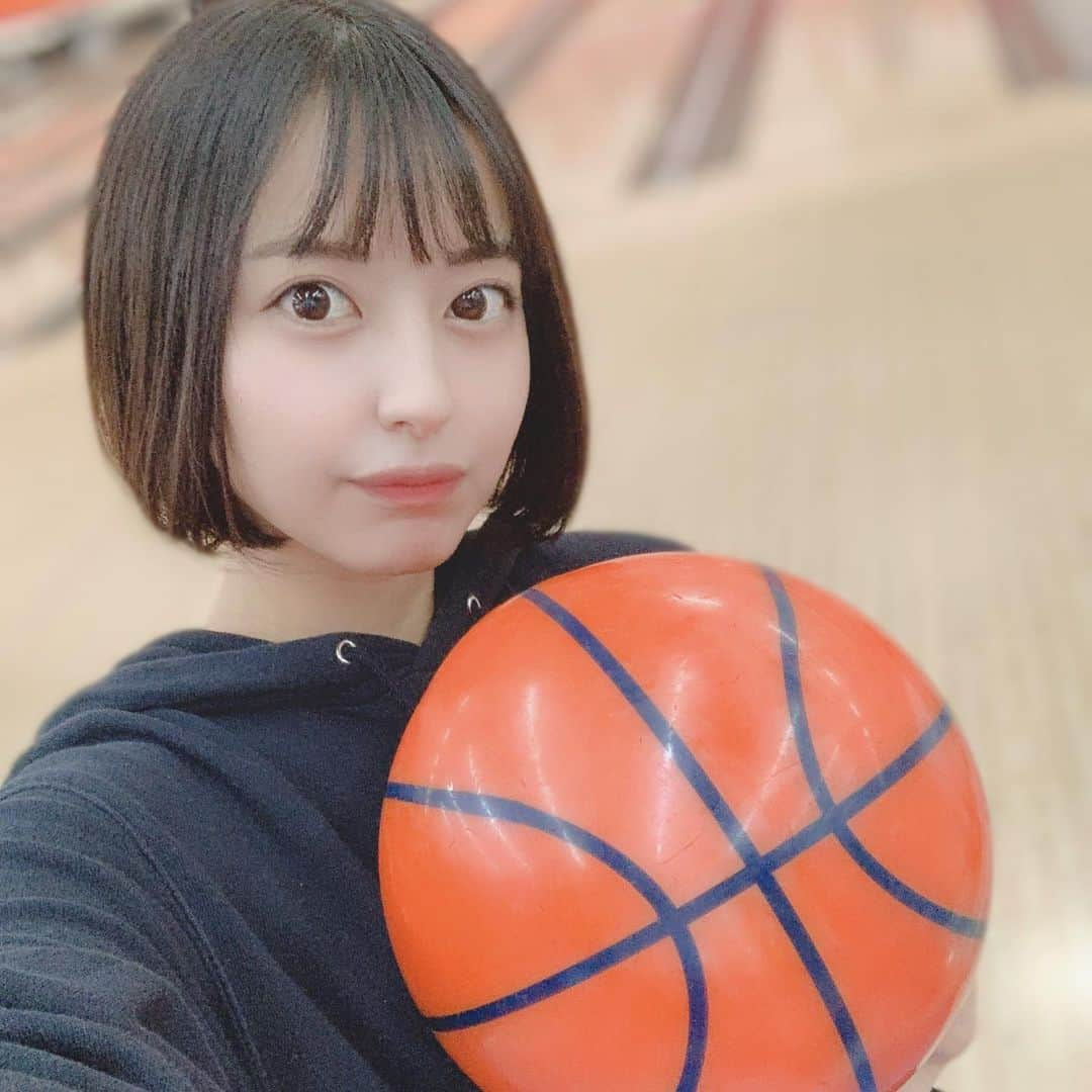 河合くるみさんのインスタグラム写真 - (河合くるみInstagram)「・ ・ Instagramアプデされたら なんかどこのボタンで更新かわかんなくてびっくりしちゃった🗣 ・ ・ この前ボウリング行ってきたの🎳 ・ 自己ベスト更新できたよ✨ 144点は女の子にしてはすごいのでは🥺 ・ ・ 2ゲーム目から筋肉痛がスタートして 83とか86でぼろぼろだったのは内緒🤫 ・ ストライクもスペアもたくさん出せてたのぴかった〜 やっぱ天才だなぁ🤔💓 ・ ・ 普段使わない筋肉すぎていまも筋肉痛です💪🏻 ・ ・ バスケットボールみたいなボウル🏀 ・ ・ #ボウリング #ボウリング女子 #バスケ #ハイスコア #自己ベスト #運動 #スポーツ #スポーツ女子 #ショートカット #ボブ #パーカーコーデ #自動り女子 #パーカー女子 #followme #bowling #sports #japanesegirl #basketball」11月18日 10時32分 - 6v6_krm