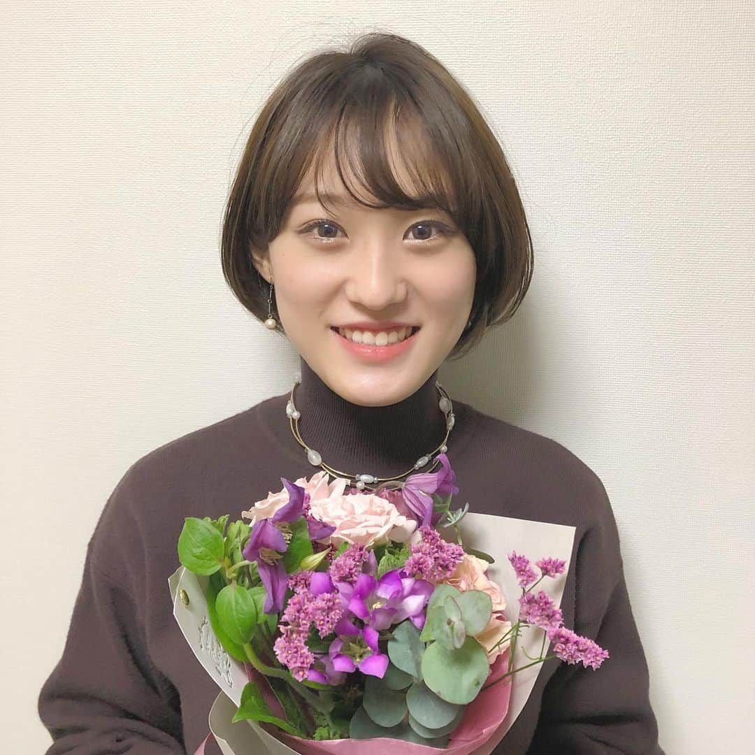 山口柚香さんのインスタグラム写真 - (山口柚香Instagram)「お久しぶりです！！  これはミスコン当日の夜のお疲れ様会で花束贈呈されたときの💐 その次の日友達とアフタヌーンティーでの写真です😊  花束もらうの思えば人生で初めてでてめちゃくちゃ嬉しかった❤︎  アフタヌーンティーも実は初めて行って、お腹いっぱいになるまでスイーツを食べました🍰  どちらもお茶大の友達ですが本当大学に入っていい友達ができたなとあらためて😢  実は、ミスコンが終わってからお疲れ様と言ってる暇もなく忙しくてこっちの更新も全然できずにいました〜、、すみません！  今後のこのアカウントは「ゆずまる」として、お茶大生の日常をお届けできればなぁと思ってます❤︎リアルタイムかつ、更新頻度も高いのでYouTubeより日常感が出るんじゃないかなあと💭是非引き続きよろしくお願いします☺️✨」11月18日 10時36分 - mizucon2020_no1