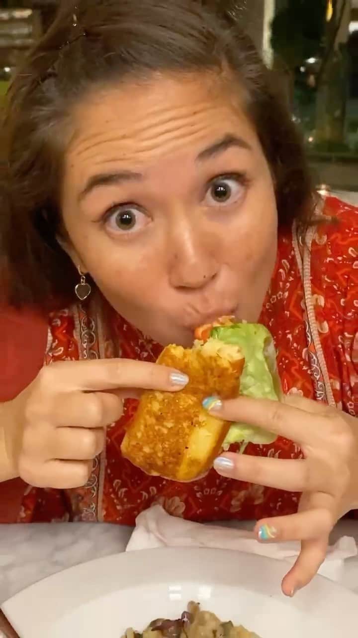 アリッサ ウーテンのインスタグラム：「Thank you to @etalhawaii @foodlandhi for letting @lovekimiko and I preview your new Restaurant and store in Kahala!  They open up tomorrow, so make sure you get your reservations in!! @amandakutaka and I had the best girls night out, we enjoyed the Kahala Sunset Cocktail, the Short Rib Arancini, Porchetta Pizza, Lobster Roll, Hamakua Mushroom Risoto, Seared Lilikoi Crepe, and Chocolate PB Textures!」