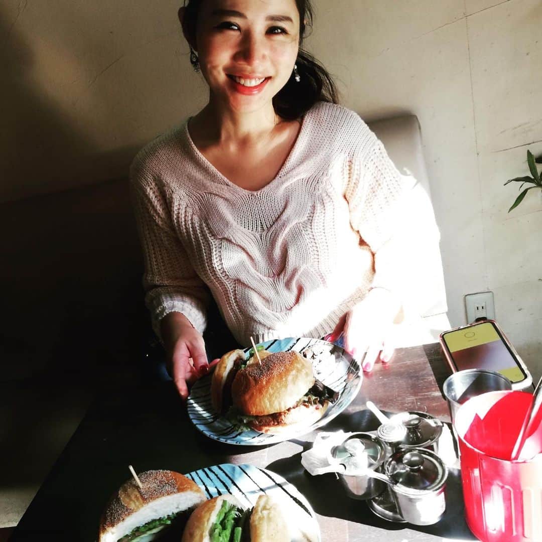 のインスタグラム：「Happy reunion in Kyoto!  パリから清華大に戻ってきた @amane.amoi に会いに大阪から京都に脚のばしてきたよ。 #girltalk #japanesegirl #kyoto #salutya #autumninkyoto #lunchtime」