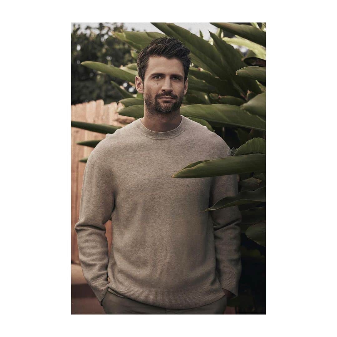 ジェームズ・ラファティのインスタグラム：「Thank you @isergiogarcia @styledbylmc @mickbeauty @craiglaagent for teaching me how to dress, pose for pictures and use the instagrams 🙏🏻😬🍻」