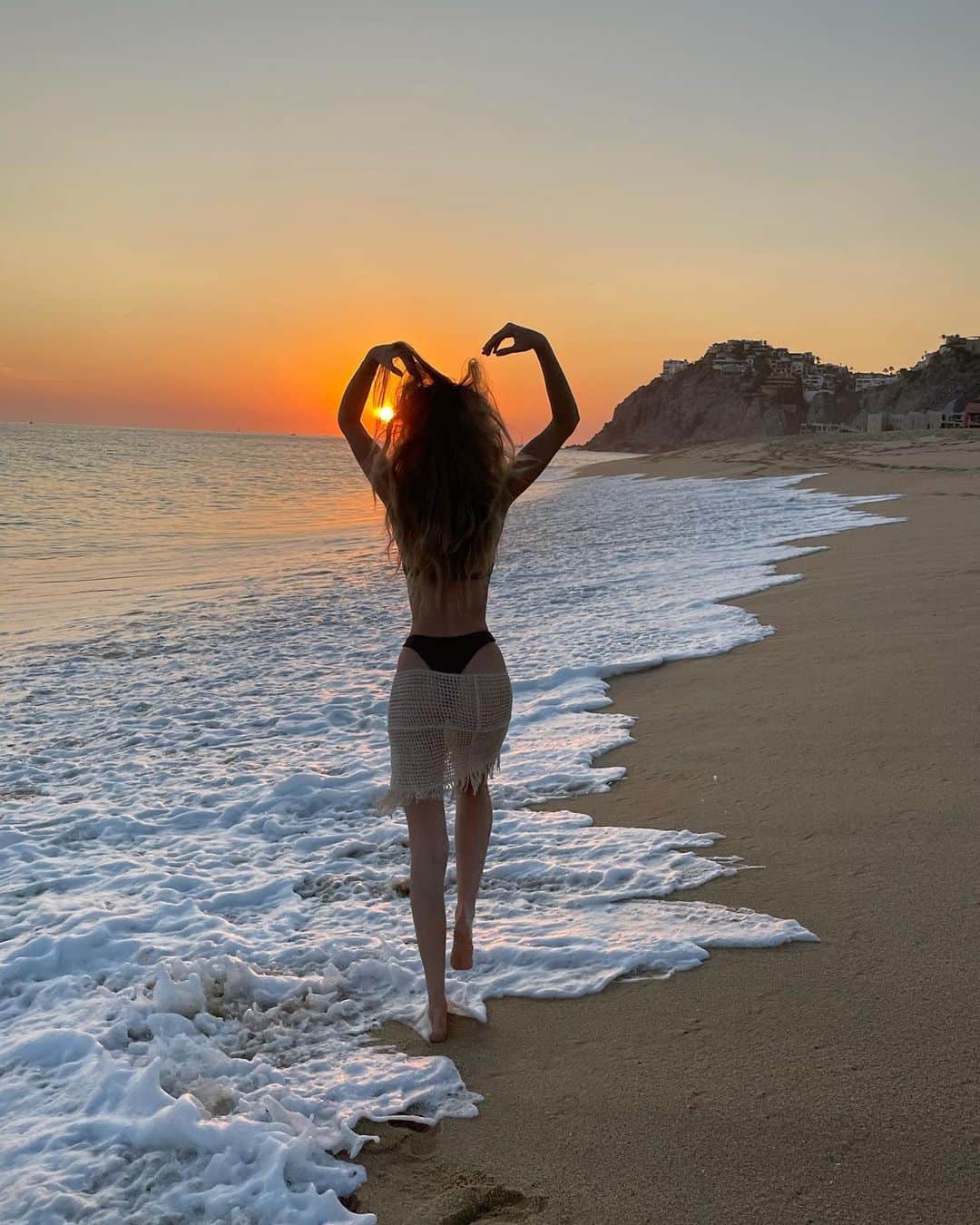 Elisabeth Riouxさんのインスタグラム写真 - (Elisabeth RiouxInstagram)「One of the only time when I post photos directly on the moment, it’s so magical to be here & live this moment with the love of my life ✨ her first time at the best, she deserves it , I swear she reacted to the sunset she loves it sm 🦋  personally I haven’t feel that@much happiness in a very long time, this is my element & I couldn’t be more grateful at the moment 🌅」11月18日 10時38分 - elisabethrioux