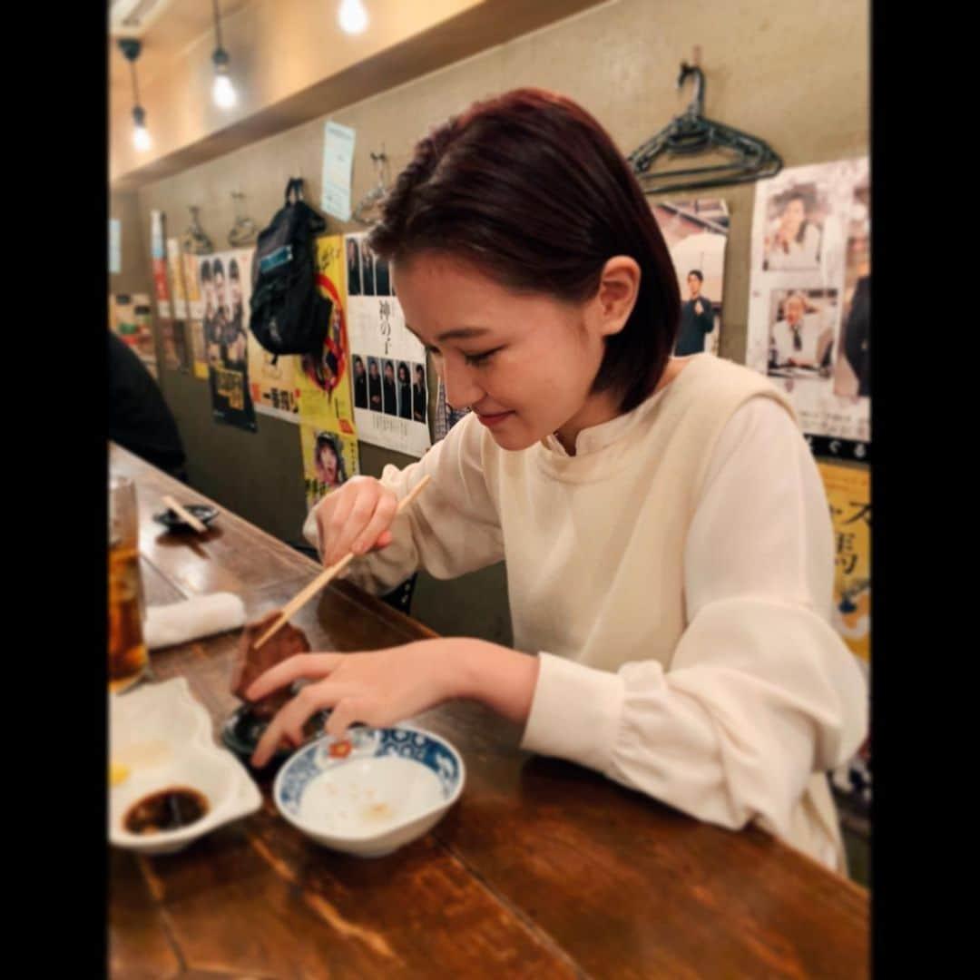 山口まゆさんのインスタグラム写真 - (山口まゆInstagram)「先日の作品撮りの後にタンにかぶりつく山口。 今回は大学の友人とちょっと変わった作品撮りを、完成がとても楽しみですなあ。  写真はまた後日、お楽しみに✳︎✌︎  昨日のアニメオススメありがとうございます。早速見てみます！では、」11月18日 10時38分 - yamayu_official