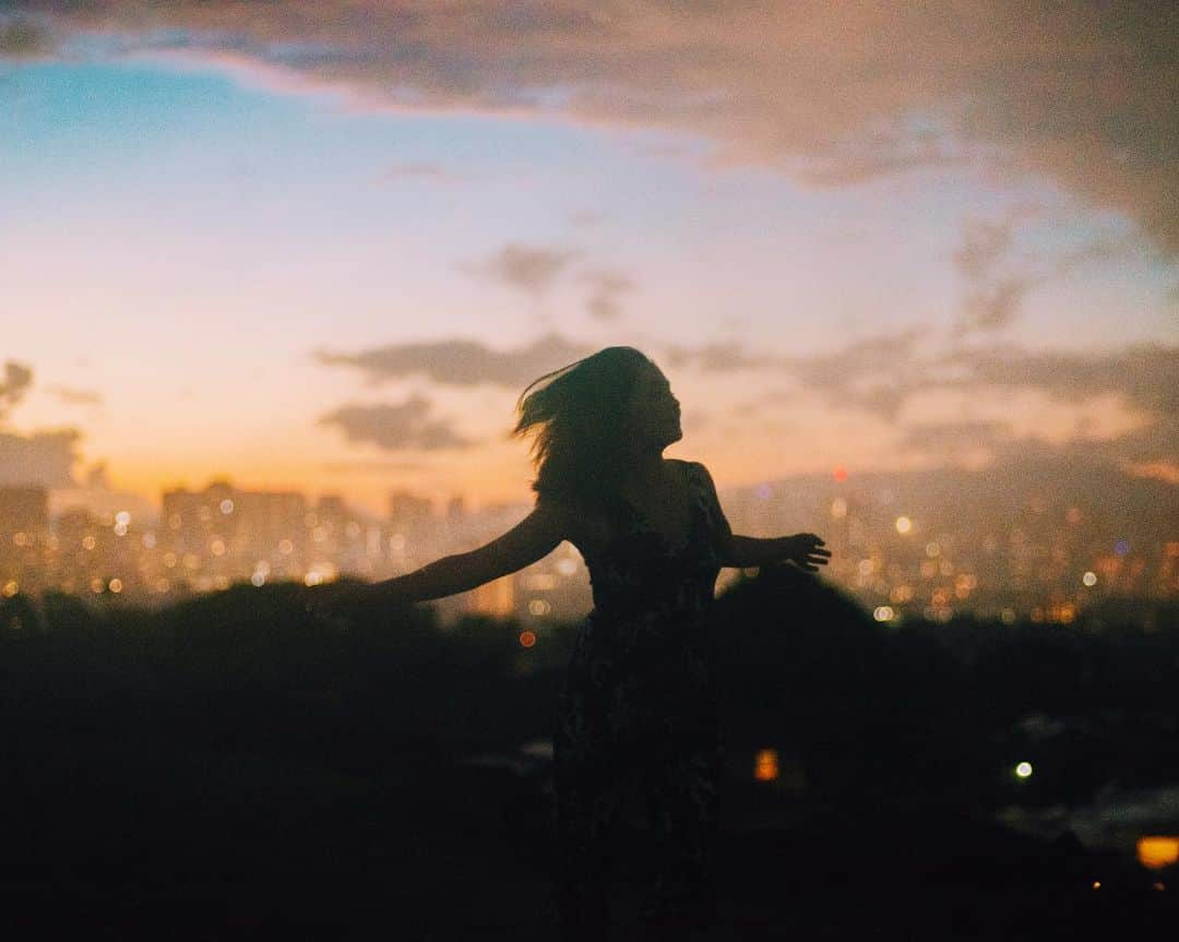 Amanda Kutakaのインスタグラム：「I like these moments. Fourteen minutes after the sun has set. Twilight, moon rise, and all the glowing light.  Dancing like shadows in front of golden skies. These are the moments where I feel grateful for it all. w/ @alyssawooten」