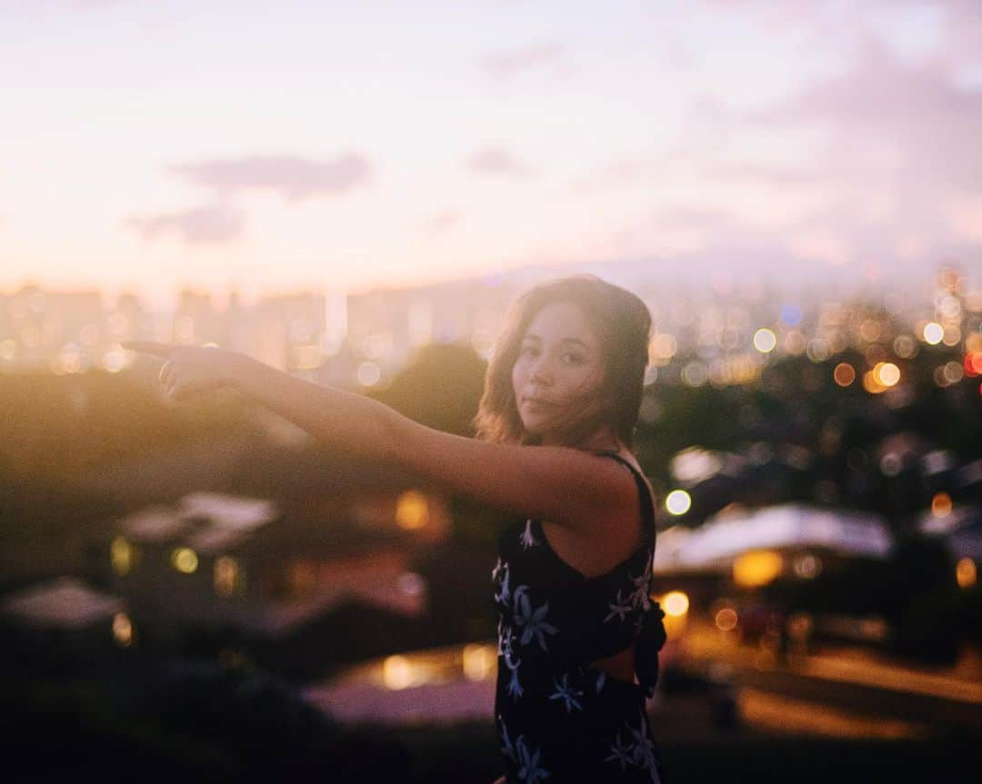 Amanda Kutakaさんのインスタグラム写真 - (Amanda KutakaInstagram)「I like these moments. Fourteen minutes after the sun has set. Twilight, moon rise, and all the glowing light.  Dancing like shadows in front of golden skies. These are the moments where I feel grateful for it all. w/ @alyssawooten」11月18日 10時41分 - lovekimiko