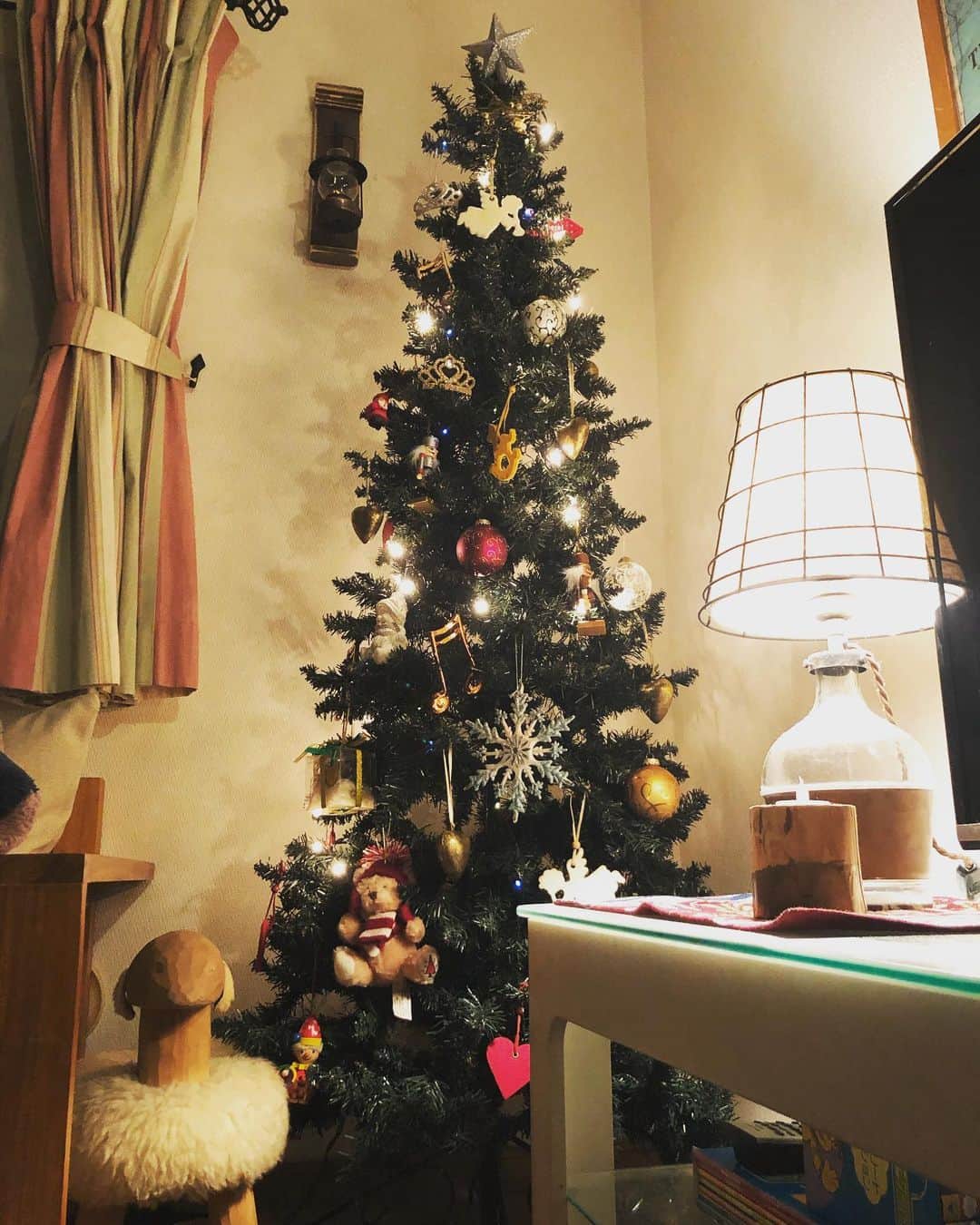 府川唯未のインスタグラム：「皆んなのクリスマスアレンジ投稿に触発され、いよいよ我が家も出してみたクリスマスツリー😊 １５年前にTCで購入したフェルトの木馬と天使とハートの飾り紐が、もうかなりクタクタになっているのに、この愛着を断ち切れず今年も飾ってしまった。来年はどうしよう。  #クリスマスツリー  #tc  #12月 #お誕生日月間」