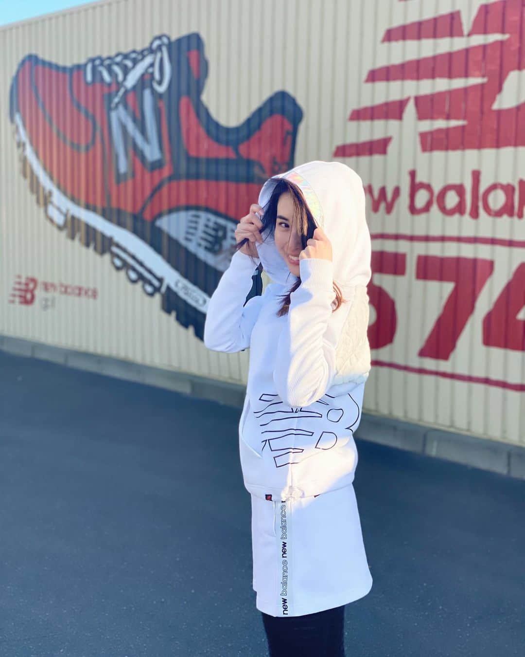 のインスタグラム：「久しぶりのゴルフ⛳️  月本えりちゃん @eritsukimoto が着ていたNewBalanceのゴルフウェアが可愛くて、おしゃれなえりちゃんに任せて全身コーディネートしてもらいました♡  オールホワイトはお顔のレフ板効果があって、肌も明るく見えるし爽やかな印象になるから、すごくお気に入り！  @newbalancegolf_japan はゴルフウェアだけでなく、普段着やトレーニングウェアとしても使えるデザインが多いのと、生地の質感や機能性がよくて 私も実際にジムにきていったり、ルームウェアやブレクロのお散歩着にも愛用してます✨  KOSHIGAYA GOLF CLUBは　@newbalancegolf_japan とコラボしてて、お昼に食べたクラムチャウダーもＮＢのロゴがはいっていて とっても可愛かった♡  スルーで回れるし、バーベキュー場もついていたりで、一日中楽しめそうなスポットでした！  朝から緑と青空に囲まれながらスポーツできるのは、本当に楽しいし明るい気持ちになれるし、幸せを感じますね✨✨  ファッションも楽しみながら、秋冬もスポーツをライフスタイルにたくさん取り入れたいです！  #newbalancegolf  #newbalance  #golfstagram  #golfwear  #coordinate #code #コーディネート #ゴルフウェア #ゴルフコーデ  #ニューバランスゴルフ #ホワイトコーデ #ゴルフファッション」