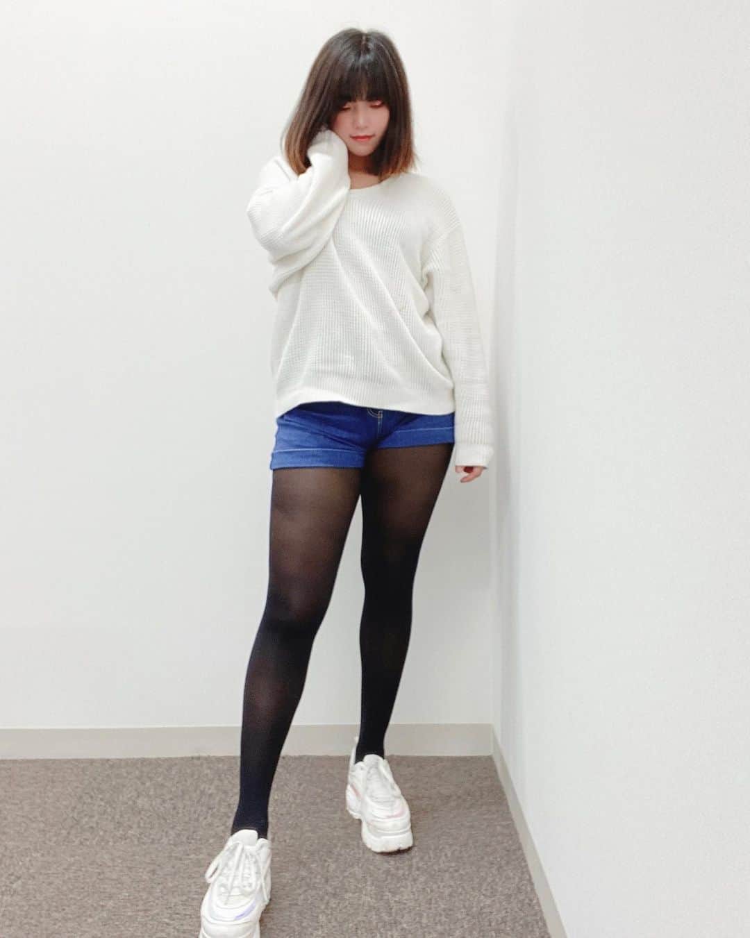 SIRIUSさんのインスタグラム写真 - (SIRIUSInstagram)「主題：一點都不潮的潮站姿 . . #ootd #dailylook #look #outfit #outfitoftheday #white #legs #legday #fashion #japanesefashion #girl #cute #kawaii #ootd4nylonjp #blogger #fashionblogger #instagood #instagram #instalike #instadaily  #ファッション #ファッションコーデ #セーター #今日のコーデ #美脚 #冬コーデ  #穿搭 #針織 #黑絲 #長腿」11月18日 10時56分 - sirius_4102