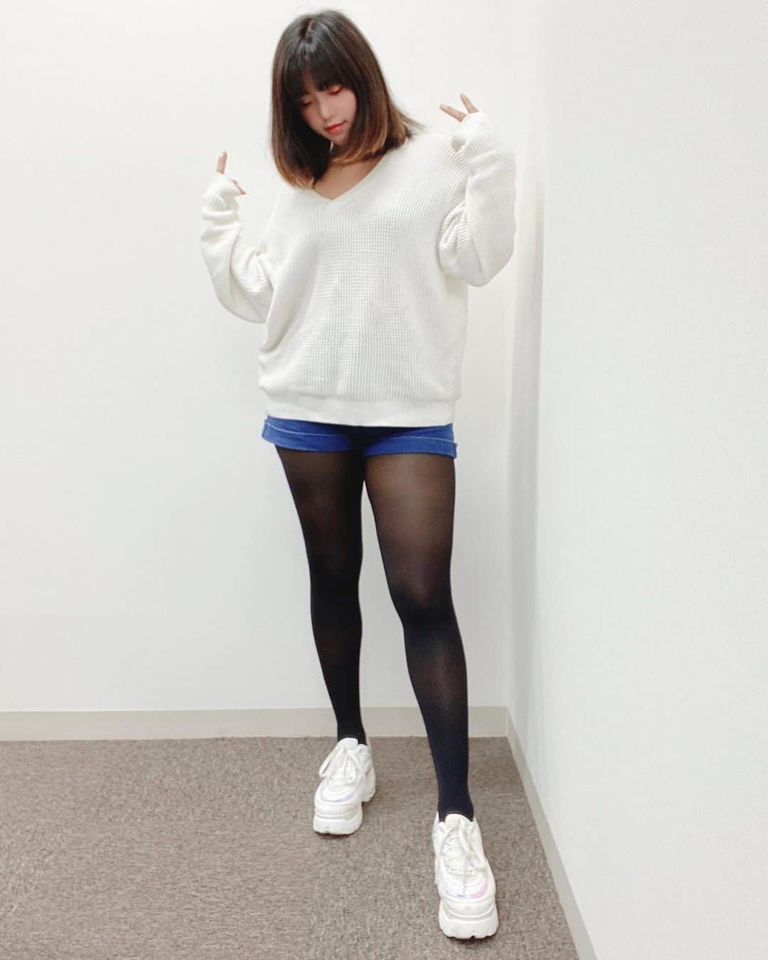 SIRIUSのインスタグラム：「主題：一點都不潮的潮站姿 . . #ootd #dailylook #look #outfit #outfitoftheday #white #legs #legday #fashion #japanesefashion #girl #cute #kawaii #ootd4nylonjp #blogger #fashionblogger #instagood #instagram #instalike #instadaily  #ファッション #ファッションコーデ #セーター #今日のコーデ #美脚 #冬コーデ  #穿搭 #針織 #黑絲 #長腿」