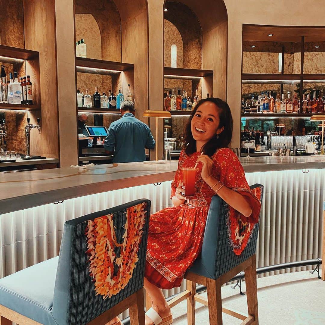 アリッサ ウーテンのインスタグラム：「Thank you @foodlandhi for letting @lovekimiko and I experience your new restaurant @etalhawaii at the new Kahala MKT in the new Ku’ono Market Place!  It was a special treat to be able to have a rare girls night and be wined and dined!  My favorite was definitely the Lobster Roll!  Everything opens to the public tomorrow!  So make sure you get your reservations in, check it out, and support local!  Thank you again ❤️」