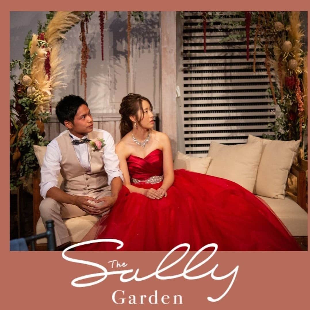 The Sally Garden（ザ サリィガーデン）さんのインスタグラム写真 - (The Sally Garden（ザ サリィガーデン）Instagram)「. . #真っ赤なドレス が ナチュラルな 披露宴会場によく映えます。 . ソファの後ろには #ドライフラワー などで作った グリーンのアーチ。 . . . ・。*・。*・。*・。*・。*・。*・ . 🏠公式ホームページは @the_sally_garden のURLから💕 ☞http://sally-garden.jp/ . お気軽にお問い合わせ下さい！ . ． ・。*・。*・。*・。*・。*・。*・ サリィ"５大"おすすめPOINT👰♡ ・。*・。*・。*・。*・。*・。*・ . （１）完全貸切ウエディング🏠💕 . 鮮やかな緑と光が包む。 別荘に友人や家族を招くようにリラックスできる空間 . ┈┈┈┈┈┈┈┈┈┈┈┈┈┈┈┈┈┈┈ （２）360度ゲストを囲むガーデン挙式🌿 . 憧れのガーデン挙式と 人気のラスティックウェディングが叶う . ┈┈┈┈┈┈┈┈┈┈┈┈┈┈┈┈┈┈┈ （３）ゲストの喜びが鍵になる👰🤵✨ . ふたりの想いやイメージを汲み取り、 おもてなしのプロとしてチームサリィが 一丸となり理想のウエディングを創り上げます。 . ┈┈┈┈┈┈┈┈┈┈┈┈┈┈┈┈┈┈┈ （４）笑顔が広がる美食🍽💕 . 幅広い年齢層から支持される美食 お箸で年配ゲストも食べやすい気配りも。 . ┈┈┈┈┈┈┈┈┈┈┈┈┈┈┈┈┈┈┈ （５）アクセス🚘🌟 . 最寄り駅から5分!! 国道50号線付近にあり各方面から訪れやすい。 . ・。*・。*・。*・。*・。*・。*・ #ザサリィガーデン  #栃木結婚式 #花嫁diyレポ #ラスティックウエディング #披露宴会場 #披露宴会場装花 #披露宴会場コーディネート #バンケット #会場コーディネート #披露宴会場演出 #披露宴コーデ #装花イメージ #ナチュラルウエディング #結婚式場 #ウエディングレポート #gardenwedding #naturalwedding #プラコレ #Dressy花嫁 #ゼクシィ2020 #2020秋婚 #2020冬婚 #2021春婚 #2021夏婚」11月18日 11時05分 - the_sally_garden