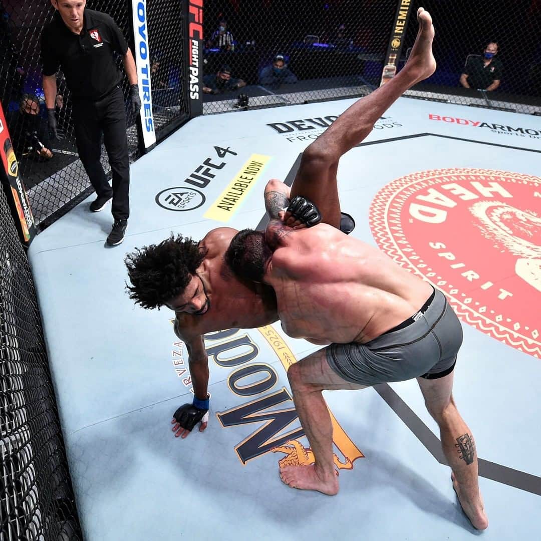 UFCさんのインスタグラム写真 - (UFCInstagram)「Clean SWEEP on the scorecards 🧹 @TopGunTuck gets the win by UD, but was it enough to earn him a contract?   [ Tune in NOW on #ESPNPlus ]」11月18日 11時06分 - ufc