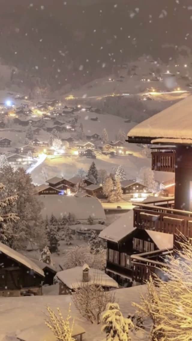 BeStylishのインスタグラム：「Let it snow..☃️  _ (📷: @SennaRelax) Snowy nights in Switzerland ❄️ Who would you stay in this village with...?  Our store: www.homehybe.com 🎄  #VacationsFocus #letitsnow #winteriscoming #winterwonderland #switzerland_vacations #christmas2020」