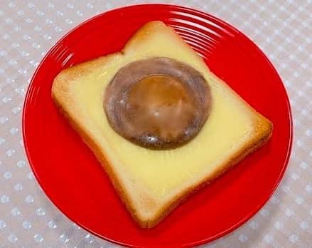 のインスタグラム：「＼現在、11月18日11時18分／﻿ ﻿ 今年の #雪見だいふくの日 は﻿ #禁断の雪見トースト で乾杯🥳﻿ ﻿ 今日は贅沢に #こだわりのティラミス で作ってみました✨﻿ ﻿ あまじょっぱい味わいに、コーヒーソースがアクセントになり、おいしすぎる〜🥴❤️﻿ ﻿ この禁断のおいしさ、ぜひお試しください✨﻿ ﻿ ﻿ ＼ #雪見だいふくこだわりのティラミス ご紹介❤️／﻿ ﻿ ほんのり苦みのきいたコーヒーソースがセンターに入ったマスカルポーネチーズ使用のチーズアイスを、ココアソースをまぜこんだおもちで包みました🥰﻿ ﻿ フォークもこだわりゴールデンに✨﻿ ﻿ みなさま、ぜひお試しください❤️」