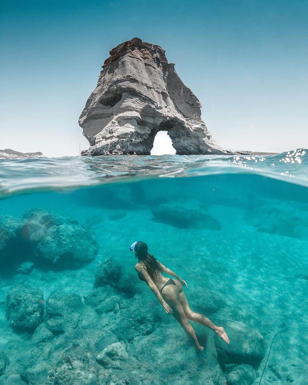 BEAUTIFUL DESTINATIONSさんのインスタグラム写真 - (BEAUTIFUL DESTINATIONSInstagram)「Turquoise bays for days! 💎 Milos, the lesser-known gem of Greece, has some of the best beaches in the Aegean and is truly a slice of paradise. Here, you can expect a tropical getaway with the freshest seafood and quaint downtowns. 🇬🇷   From 1-8, where would you rather be? ✨  📸 @adrianbaias & @florina__toma 📍 Milos, Greece」11月18日 11時11分 - beautifuldestinations