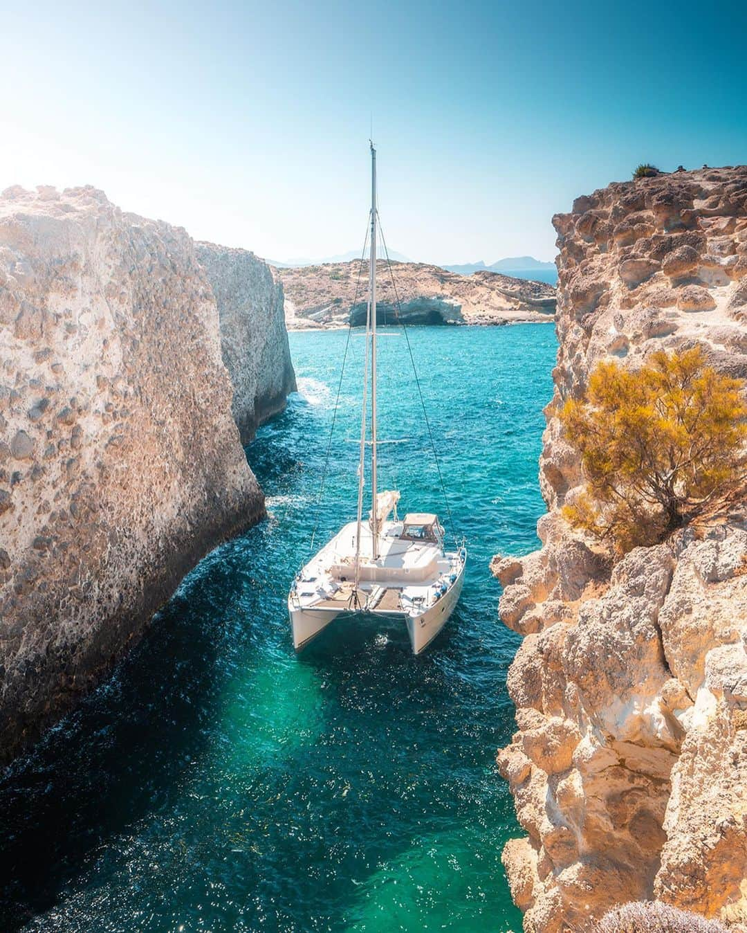 BEAUTIFUL DESTINATIONSさんのインスタグラム写真 - (BEAUTIFUL DESTINATIONSInstagram)「Turquoise bays for days! 💎 Milos, the lesser-known gem of Greece, has some of the best beaches in the Aegean and is truly a slice of paradise. Here, you can expect a tropical getaway with the freshest seafood and quaint downtowns. 🇬🇷   From 1-8, where would you rather be? ✨  📸 @adrianbaias & @florina__toma 📍 Milos, Greece」11月18日 11時11分 - beautifuldestinations