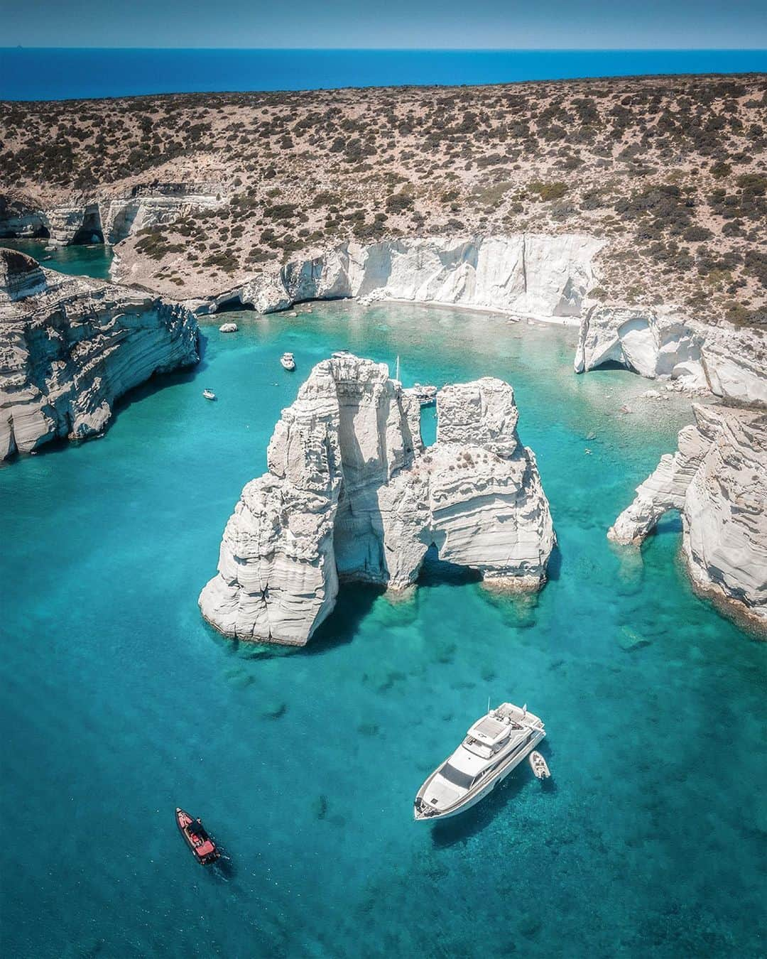 BEAUTIFUL DESTINATIONSさんのインスタグラム写真 - (BEAUTIFUL DESTINATIONSInstagram)「Turquoise bays for days! 💎 Milos, the lesser-known gem of Greece, has some of the best beaches in the Aegean and is truly a slice of paradise. Here, you can expect a tropical getaway with the freshest seafood and quaint downtowns. 🇬🇷   From 1-8, where would you rather be? ✨  📸 @adrianbaias & @florina__toma 📍 Milos, Greece」11月18日 11時11分 - beautifuldestinations