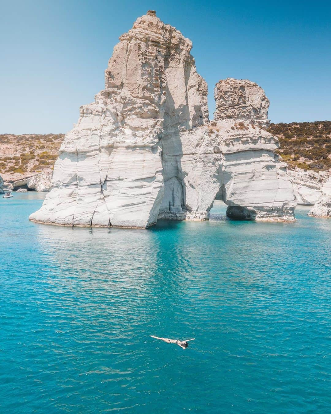 BEAUTIFUL DESTINATIONSさんのインスタグラム写真 - (BEAUTIFUL DESTINATIONSInstagram)「Turquoise bays for days! 💎 Milos, the lesser-known gem of Greece, has some of the best beaches in the Aegean and is truly a slice of paradise. Here, you can expect a tropical getaway with the freshest seafood and quaint downtowns. 🇬🇷   From 1-8, where would you rather be? ✨  📸 @adrianbaias & @florina__toma 📍 Milos, Greece」11月18日 11時11分 - beautifuldestinations