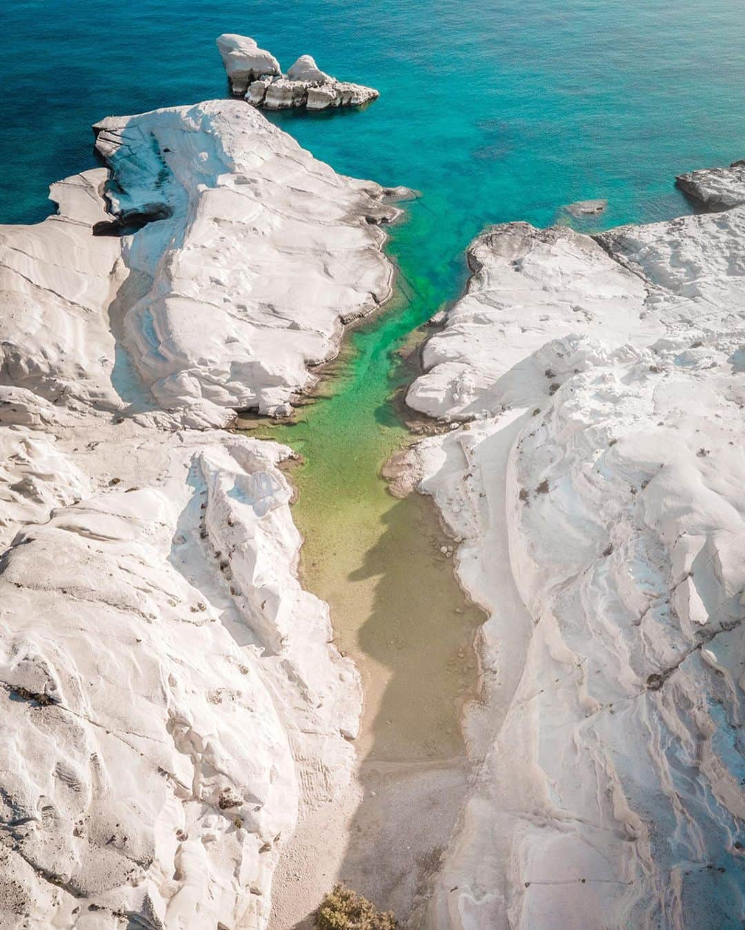 BEAUTIFUL DESTINATIONSさんのインスタグラム写真 - (BEAUTIFUL DESTINATIONSInstagram)「Turquoise bays for days! 💎 Milos, the lesser-known gem of Greece, has some of the best beaches in the Aegean and is truly a slice of paradise. Here, you can expect a tropical getaway with the freshest seafood and quaint downtowns. 🇬🇷   From 1-8, where would you rather be? ✨  📸 @adrianbaias & @florina__toma 📍 Milos, Greece」11月18日 11時11分 - beautifuldestinations