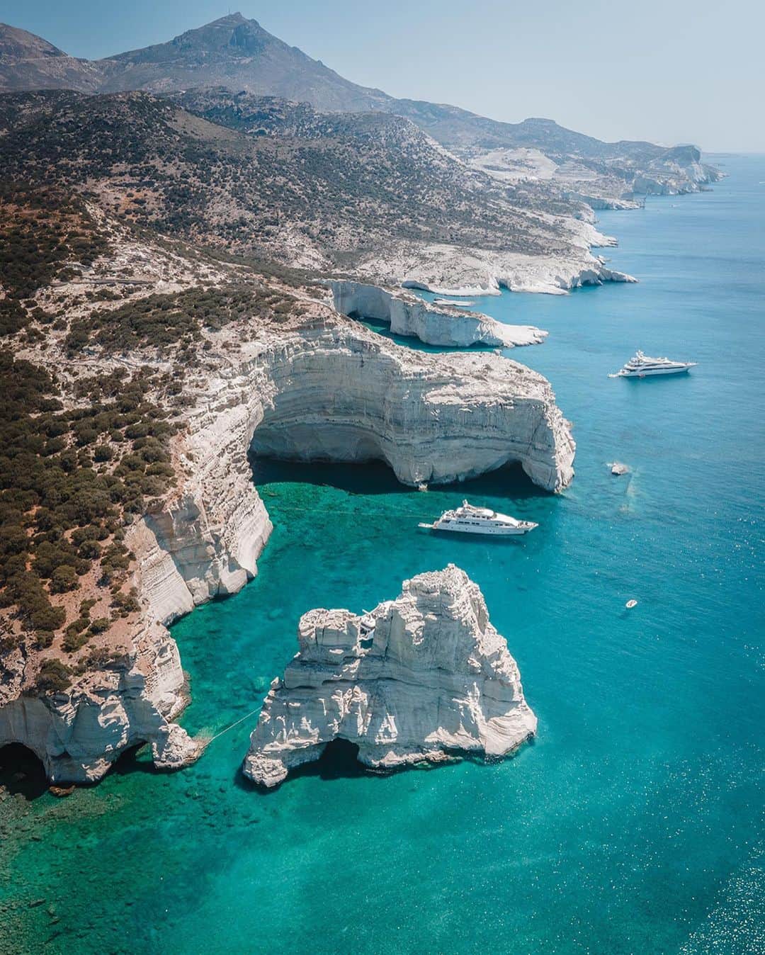 BEAUTIFUL DESTINATIONSさんのインスタグラム写真 - (BEAUTIFUL DESTINATIONSInstagram)「Turquoise bays for days! 💎 Milos, the lesser-known gem of Greece, has some of the best beaches in the Aegean and is truly a slice of paradise. Here, you can expect a tropical getaway with the freshest seafood and quaint downtowns. 🇬🇷   From 1-8, where would you rather be? ✨  📸 @adrianbaias & @florina__toma 📍 Milos, Greece」11月18日 11時11分 - beautifuldestinations