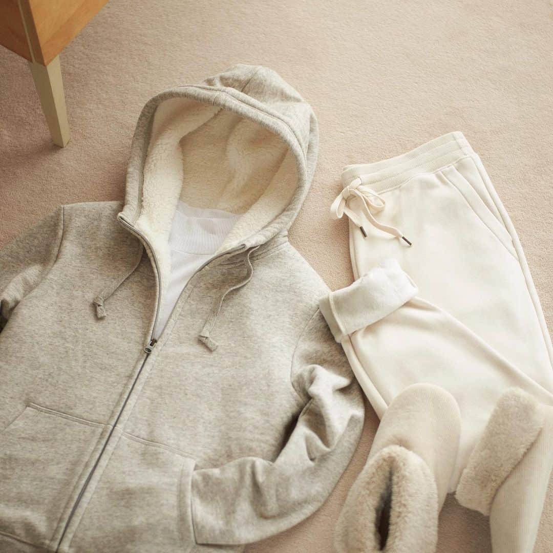 のインスタグラム：「Our fleece-lined hoodie makes hibernating at home something to look forward to in the coming seasons. #UNIQLO #LifeWear #loungewear #UNIQLOWarmLayers #WarmLayers   431980 Women pile lined sweat pants」