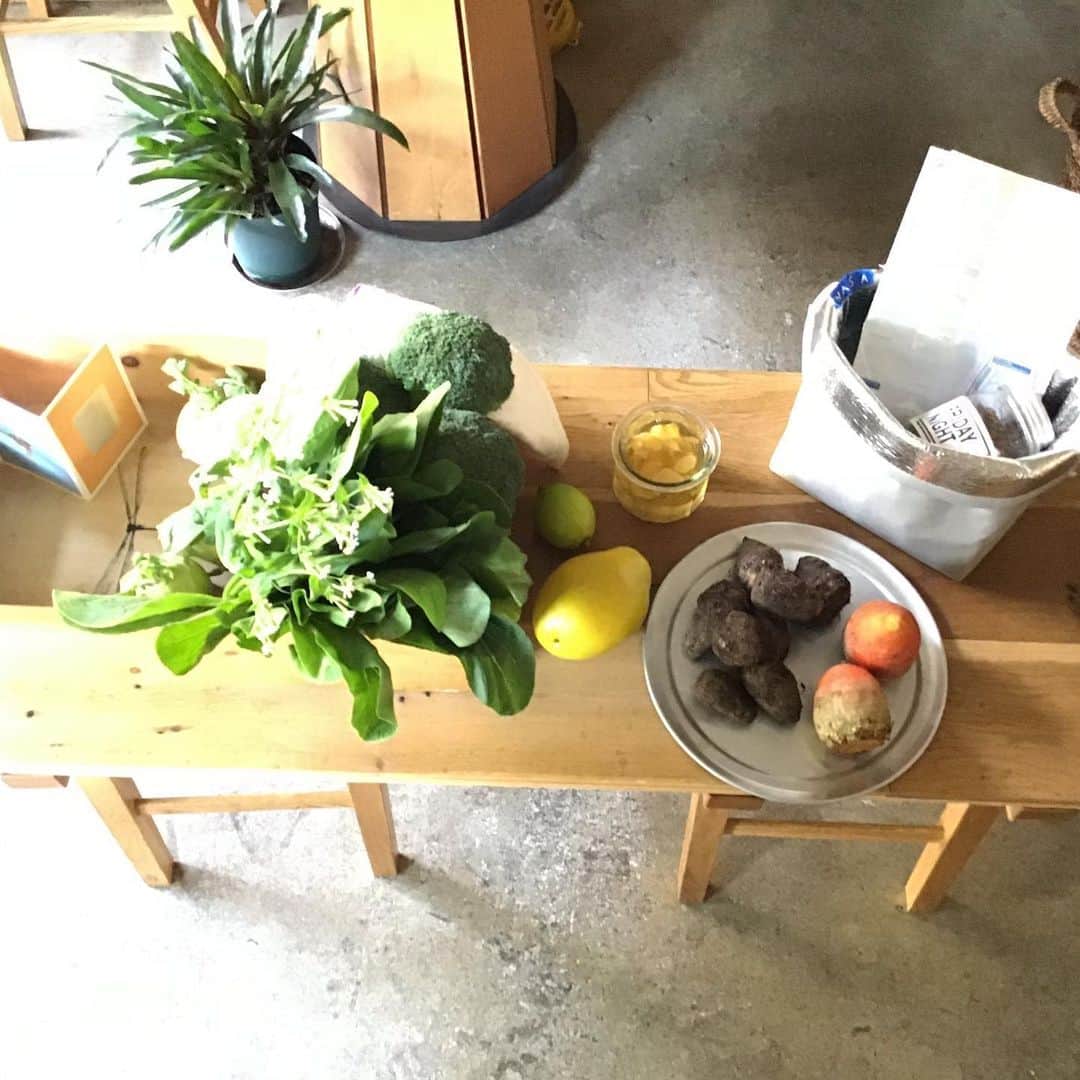 Pho 321 Noodle barのインスタグラム：「花梨も円やかに追熟中、今宵はクレッシェンド・ムーン🌙　今週も岐阜ファームレガーロ　伊藤さんからの有機野菜便たちを中心に　お野菜たちが嬉嬉と一堂に会しました。  茎まで甘くて美味しいブロッコリー　コールラビ　今が旬の里芋　サイシン　法蓮草　モロッコいんげん　黄にんじん　イエロービートルートetc....  ドイツ語で　コール(キャベツ)➕ラビ(カブ)を意味するコールラビは　加熱しても壊れにくいビタミンCがたっぷり、原産地の地中海沿岸から　タイ　グゥエンシェフ👨‍🍳の故郷　ヴェトナムまで幅広く愛される食材です。  喉の痛みのある方は　グリーン河内晩柑、檸檬、ライム、生姜のシロップのお湯割　hot homemade lime ginger aidがおすすめです。  人気のヴェトナム風豚の角煮こと　comトンポーローもたっぷりと仕込みました。  本日も11:30am opening 5:30pm last call 6pm closing本日も中休みなしで開店致します。  店頭でのpick up可能なto go boxのご用意(☎︎03-6432-9586)、同時間でshibuya stationから半径4.5kmにお届け可能なlocal delivery service’chompy’とUber eatsも稼働、ご都合に合わせてご利用下さいませ。  週の半ば　ひと時の休息とスープ補給を。 善き1日になりますように。  today’s recommend:bun/pho lovely veggie,coconut green chicken pho(noodle3),com chicken,mini dong-pou-rou rice,summer roll for sharing and homemade lime ginger syrup aid  today’s opening bgm📻don’t talk-put your head on my shoulder/the beach boys(mono-A side)💫  #petsounds #karin」