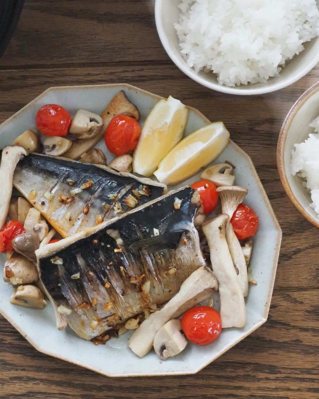 猪鼻ちひろさんのインスタグラム写真 - (猪鼻ちひろInstagram)「🐟🇳🇴﻿🍚 脂の乗った美味しいサバで、簡単に！ サバときのことトマトのガーリックソテー。 炊き立てごはんに合う♡ 【レシピ】﻿ オリーブオイルに粗みじん切りしたニンニクを炒めて、香りが立ったら焦げる前に取り出して﻿ 軽く塩胡椒を振ったサバを皮を下にして焼いて、あいてるところでキノコ(マッシュルームとエリンギ)とトマトを炒めて、焼き色がついたらサバをひっくり返して蓋して5分蒸し焼きに！器に盛って粗びき黒こしょうを振って、レモンをギュッと絞って頂きます！﻿ (元々少し塩味がついているからそんなにお塩はかけなくて大丈夫◎)﻿ ﻿ ちなみに今回使ったノルウェーサバ、脂が乗っていて美味しいだけではなく、書ききれないほどの栄養素と色んな働きがあって最強な食材なんです！﻿ 脂肪酸、プロテイン、オメガ3脂肪酸、ビタミンDセレン…👏🏻体力を助けたり美しいお肌を維持したり、骨を丈夫にしたり遺伝子の働きを良くしたり、体内の抗酸化作用に重要な役割を担っているのだとか。素晴らしい😳﻿ 運動不足が続いて健康に不安だなぁ…の日々にもってこい！ ﻿美味しくて健康にもいいなんて最高だなぁ❣️﻿ #ちひろのごはん #ちひろkitchen #ノルウェーサバ　#SABABREAK #seafoodfromnorway #pr」11月18日 11時26分 - inohanachihiro