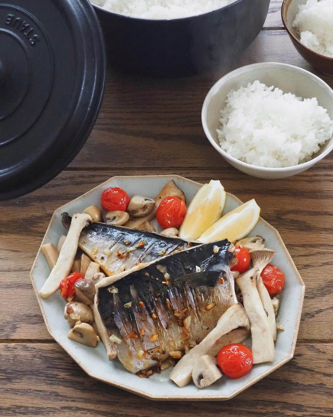 猪鼻ちひろのインスタグラム：「🐟🇳🇴﻿🍚 脂の乗った美味しいサバで、簡単に！ サバときのことトマトのガーリックソテー。 炊き立てごはんに合う♡ 【レシピ】﻿ オリーブオイルに粗みじん切りしたニンニクを炒めて、香りが立ったら焦げる前に取り出して﻿ 軽く塩胡椒を振ったサバを皮を下にして焼いて、あいてるところでキノコ(マッシュルームとエリンギ)とトマトを炒めて、焼き色がついたらサバをひっくり返して蓋して5分蒸し焼きに！器に盛って粗びき黒こしょうを振って、レモンをギュッと絞って頂きます！﻿ (元々少し塩味がついているからそんなにお塩はかけなくて大丈夫◎)﻿ ﻿ ちなみに今回使ったノルウェーサバ、脂が乗っていて美味しいだけではなく、書ききれないほどの栄養素と色んな働きがあって最強な食材なんです！﻿ 脂肪酸、プロテイン、オメガ3脂肪酸、ビタミンDセレン…👏🏻体力を助けたり美しいお肌を維持したり、骨を丈夫にしたり遺伝子の働きを良くしたり、体内の抗酸化作用に重要な役割を担っているのだとか。素晴らしい😳﻿ 運動不足が続いて健康に不安だなぁ…の日々にもってこい！ ﻿美味しくて健康にもいいなんて最高だなぁ❣️﻿ #ちひろのごはん #ちひろkitchen #ノルウェーサバ　#SABABREAK #seafoodfromnorway #pr」