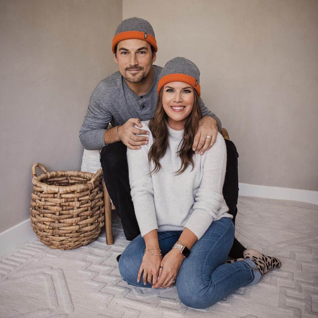 ジャコモ・ジャンニオッティのインスタグラム：「@nichole_gianniotti and I couldn’t be more grateful for our good fortune, so we consider it our duty to help folks who need it, and my friends at @Nobis are making that easy with #NoColdShoulder. Until December 1, anyone in the world who purchases a Nobis item in-store or online will get a limited edition toque and a mailer to donate their lightly used jackets to folks who need extra protection and warmth.   So proud of my partners at Nobis for launching #NoColdShoulder, a campaign dedicated to getting lightly used jackets to people in need this winter. After the events of, well, 2020, there's never been a greater need to rally together and help each other. Last year, @Nobis did a couple of local winter coat donation drives that helped hundreds of people. This year, they are going bigger —while still keeping it safe to participate. For one whole month, from November 1st to December 1st, you can donate your lightly used jackets and get a limited-edition toque. Go to nobis.com or just click on the link in my bio.  #nobis #nocoldshoulder #canadianbrand #canadian #canada #virtualcoatdrive #charity #giveback #payitforward @onewarmcoat  Photography 📷: @justinwu  Grooming 💁🏻: @nichole_gianniotti」