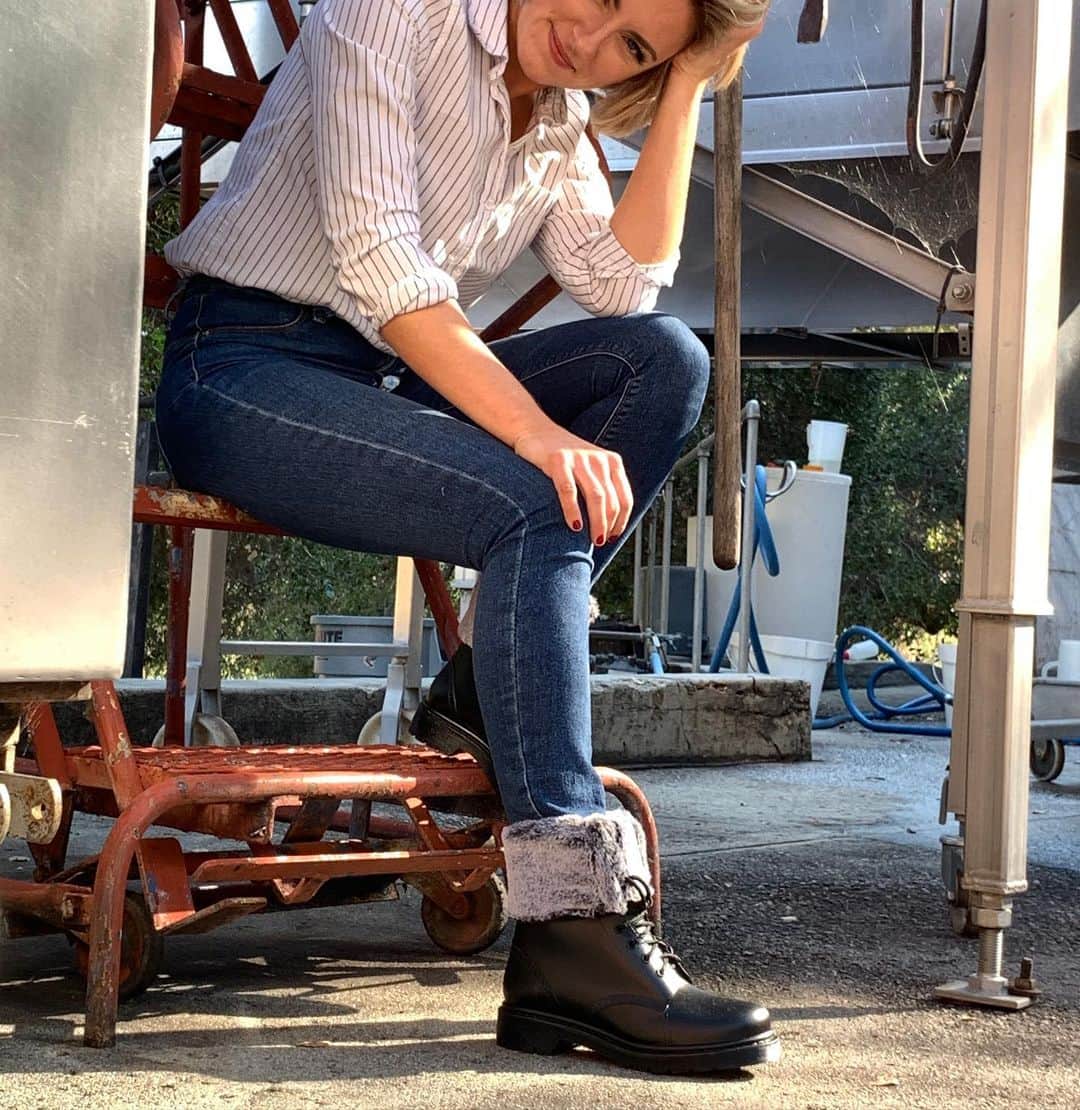 ダブのインスタグラム：「The dav Manchester boot is rugged and waterproof with a sweet, faux bunny fur cuff and lining. Amazing. Support independent designers :) #davrainboots #happyfeet #bestrainboots #bestfallboots #bestboots2020 #fashionblogger #supportindependentdesigners #smallbusiness #designer #fashion #citylife #travelblogger」