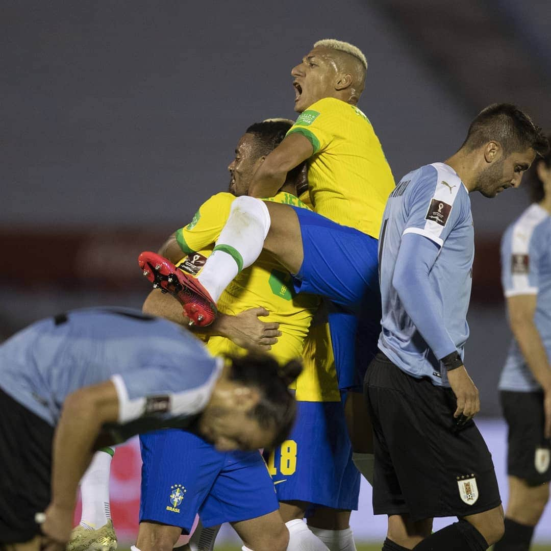 FIFAワールドカップさんのインスタグラム写真 - (FIFAワールドカップInstagram)「18 goals scored in a thrilling round! ⚽  🇧🇷 Brazil stormed Montevideo and lead the pack. Great away performances included a solid Argentina in Peru and Bolivia surprising Paraguay with a draw.  🇪🇨 Ecuador netted 6 to mark their biggest #WCQ victory ever while Venezuela stunned Chile at home.  #WorldCup #Eliminatorias」11月18日 11時24分 - fifaworldcup