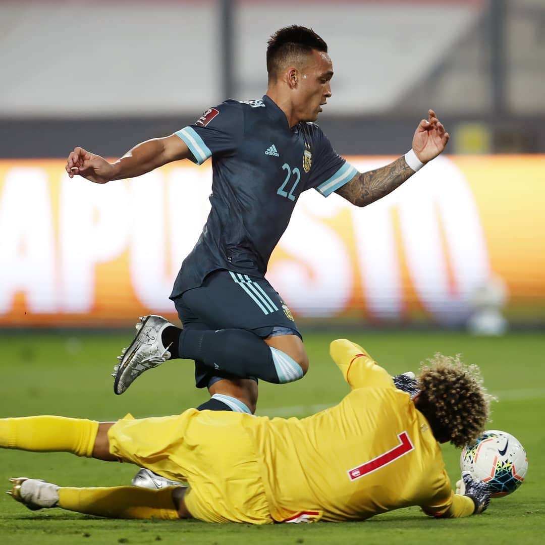 FIFAワールドカップさんのインスタグラム写真 - (FIFAワールドカップInstagram)「18 goals scored in a thrilling round! ⚽  🇧🇷 Brazil stormed Montevideo and lead the pack. Great away performances included a solid Argentina in Peru and Bolivia surprising Paraguay with a draw.  🇪🇨 Ecuador netted 6 to mark their biggest #WCQ victory ever while Venezuela stunned Chile at home.  #WorldCup #Eliminatorias」11月18日 11時24分 - fifaworldcup