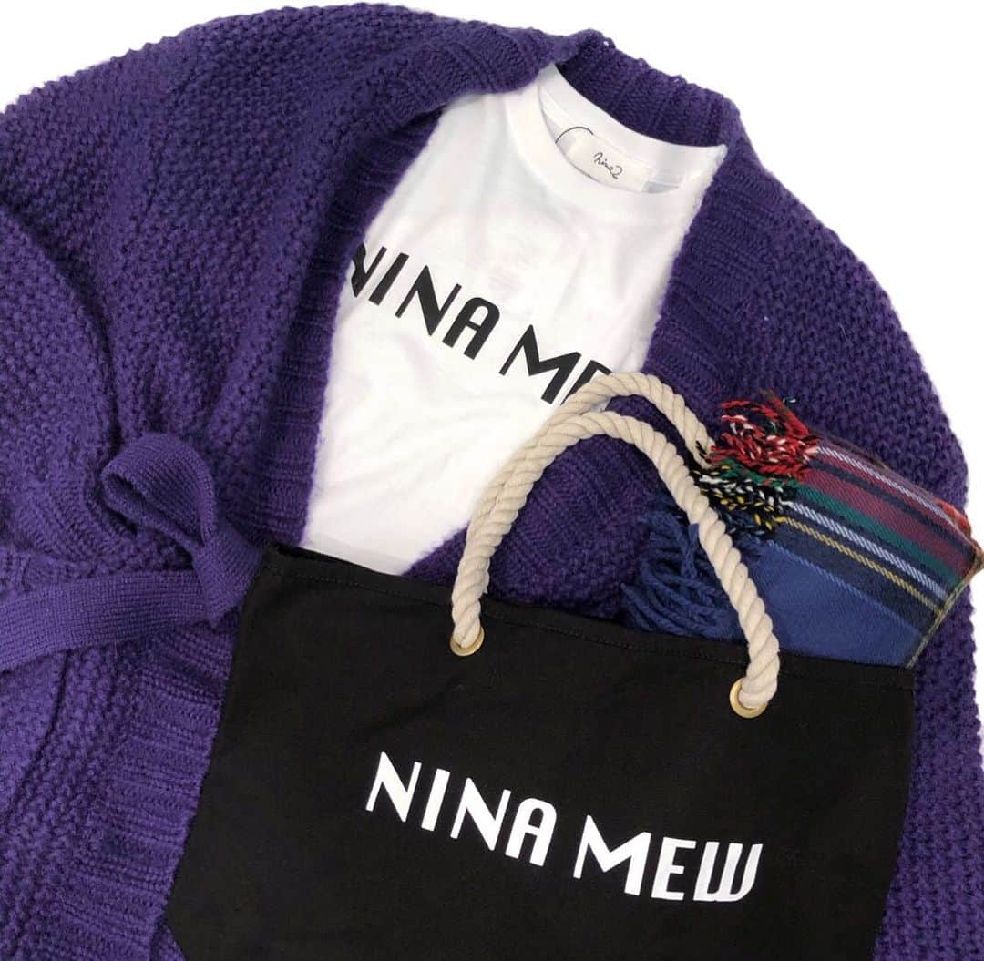 新谷美奈のインスタグラム：「【SPECIAL NOVELTY🎅🏻🎄💫】﻿ ﻿ いよいよクリスマスシーズンが到来🎄﻿ Nina mewからちょっと早めの クリスマスプレゼントです🤗💝﻿ ﻿ 明日11/19(木)よりGATHER全店にて﻿ Nina mewの商品を税込4万円以上お買い上げの方に﻿ ロゴトートバッグをプレゼント！﻿ (なくなり次第終了となります)﻿ ﻿ 今回は超数量限定😳💗﻿ ぜひGETして下さいね❤️﻿ 皆様のご来店心よりお待ちしております！﻿ ﻿ @ninamew_official#Ninamew#ニーナミュウ#ゆめタウン#ゆめタウン佐賀#セレクトショップ#selectshop」