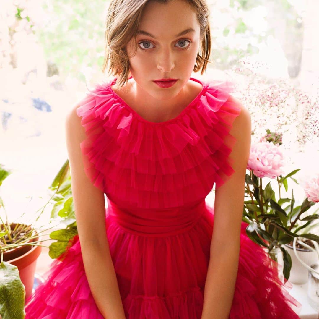 ニーナ・ガルシアのインスタグラム：「In case you are binge watching and obsessing on @thecrownnetflix check out my interview with incredibly talented @emmalouisecorrin on my IGTV 👑👑👑 @elleusa @gregwilliamsphotography @mollygoddard #cecilebahnsen  @simonerocha_」