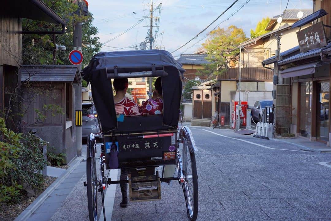 いぶくろ聖志さんのインスタグラム写真 - (いぶくろ聖志Instagram)「人と車と町並み  #camera #japan #a7iii  #京都 #kyoto」11月18日 11時32分 - b.smpl