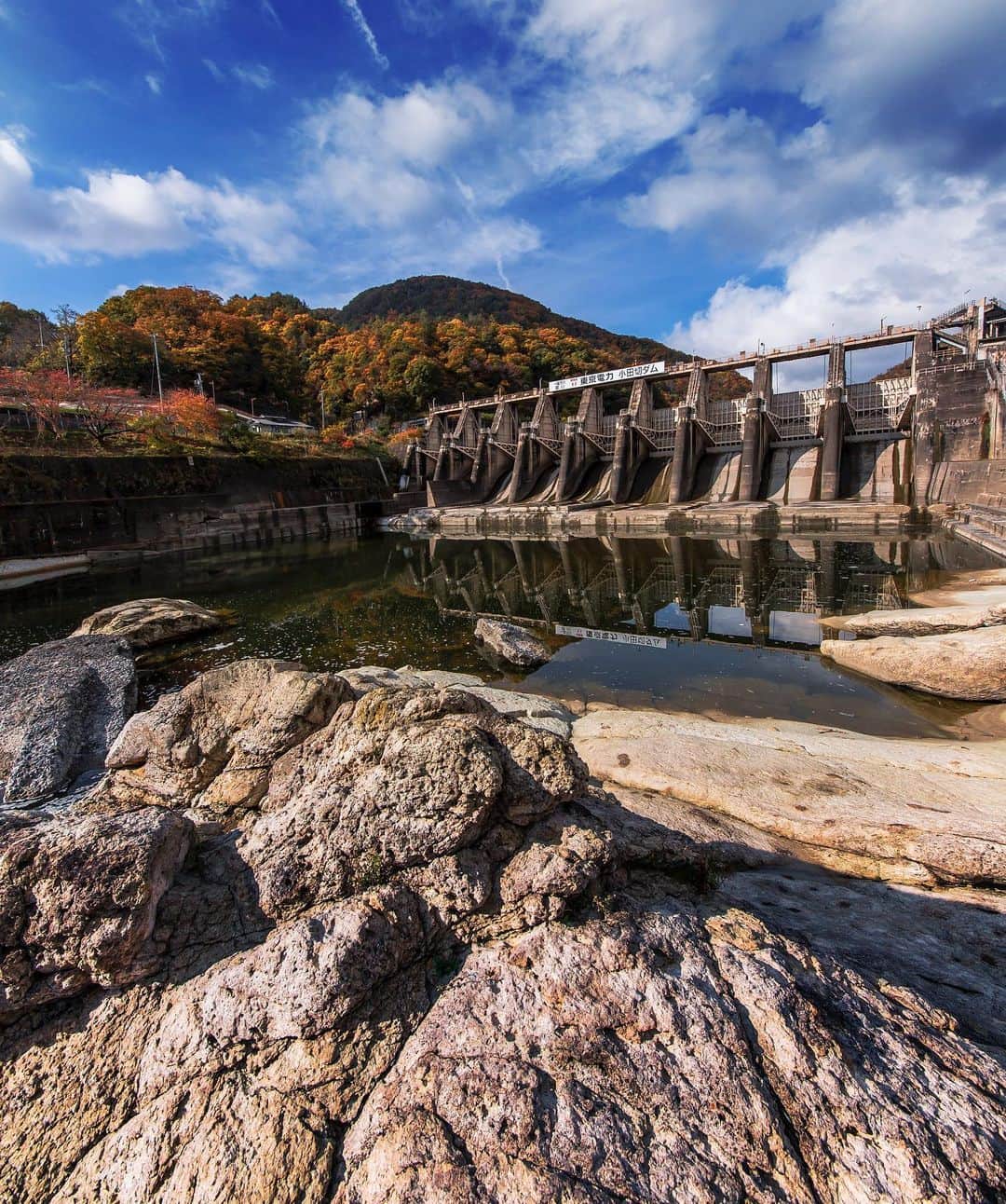 東京電力ホールディングス株式会社さんのインスタグラム写真 - (東京電力ホールディングス株式会社Instagram)「小田切ダム(2018年11月撮影) Odagiri dam 重力式コンクリートダムで、洪水吐ゲートにはラジアルゲート（前面が弧の形で、その円の中心を軸に回転して開閉するゲート）を採用。 通常時はゲートを閉めた状態で、河川から発電に使用する水を取水していますが、貯水容量が少ない（同県に所在する奈川渡ダムの約2％）ため、降雨等による河川増水時は取水を停止して、全てのゲートを開き、ダムに貯まっている水を全て流します。  公式ホームページでは小田切ダムの迫力あるドローン映像も公開しています。 【ダムに行こう！絶景そら旅】で検索してぜひご覧ください。  #東京電力 #東電 #tepco #長野県 #nagano #小田切ダム #ダム #ダム好き #ダムカード #ダム巡り #重力式コンクリートダム #紅葉 #自然好き #奥行き #日本の美しい風景 #空色 #空のある風景 #青空と雲 #雲の流れ #景色写真 #誰かに見せたい景色 #写真散歩 #japan_photo #japan_great_view #nature_captures #nature_photo #special_shot_ #skyblue #damphotography #damphoto」11月18日 11時33分 - tepco.official