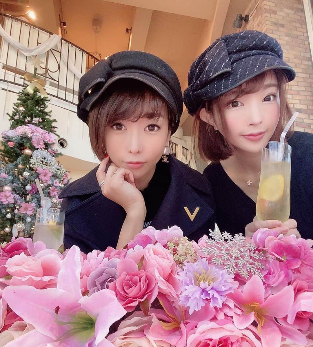 のインスタグラム：「妹がお揃いの帽子をプレゼントしてくれた❤️ 欲しかったやつだからすーぱー嬉しい✨ いえーいお揃いありがとうっ💕💕  しかもこんな可愛いお店も予約してくれて🥺💛  @la_fete_de_filles  忘れかけてたトキメキってゆーのを久しぶりに思い出した✨笑 店内もお料理も味もマスターの笑顔も、 全部がキュン💛だった笑  まいちゃんご馳走様ありがと❤️❤️❤️  My younger sister got me matching hat for my bday;)) And she took me to a super cute restaurant.  Arigato sooo much @maity_0917 ♡♡♡  ________________________________________Satoko_____★*⠀#tokyo #japan #dancer #댄서 #singer #가수 #아티스트 #舞女 #nodancenolife #筋トレ女子 #スポーツ女子 #workout #fitness #fitgirl #abs #japanese #selfie #셀카 #satokokasya #粕谷聡子」