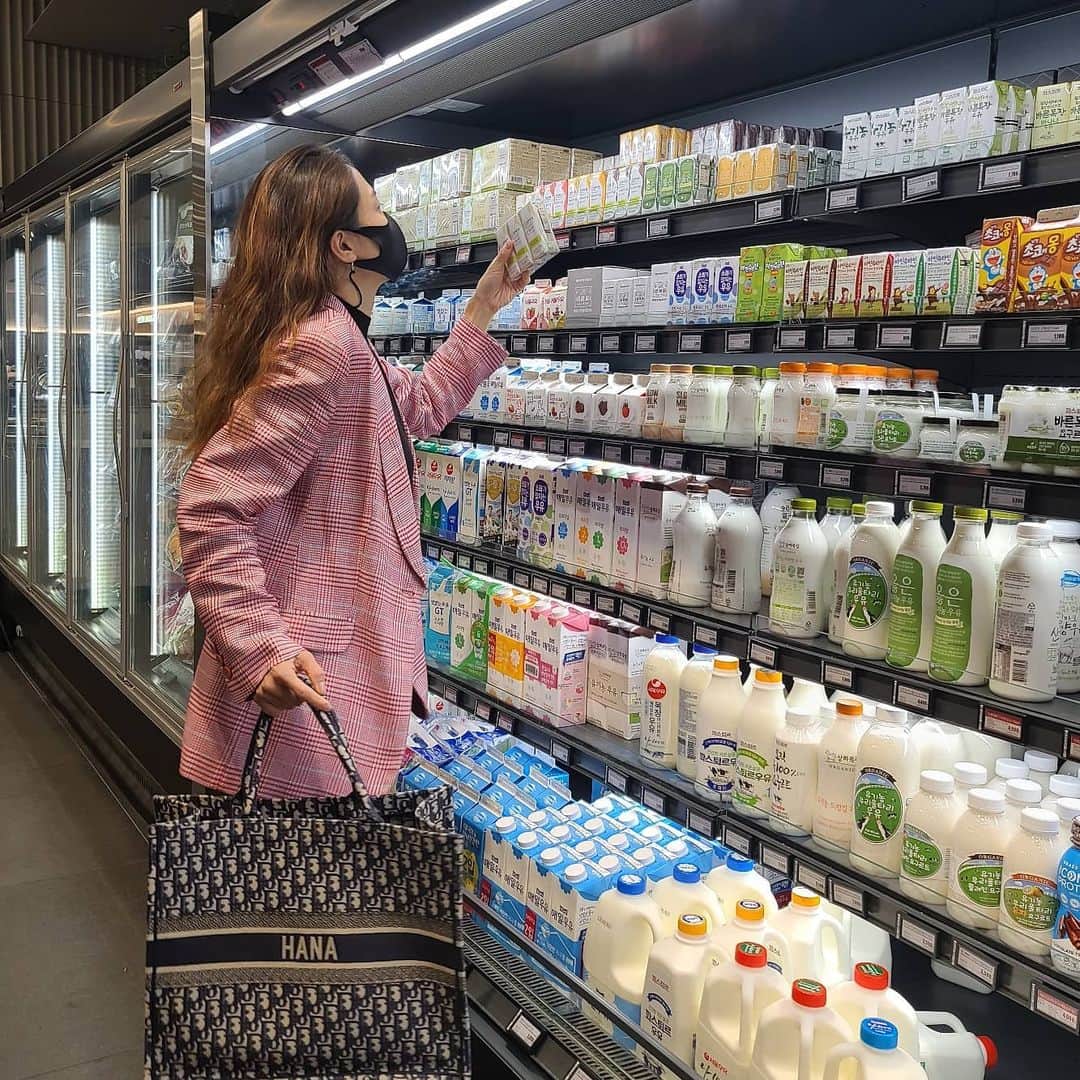 ユ・ハナのインスタグラム：「뭔가, 마음이 이상해서  커튼을 열어보니까 비가 오고 있었어  신기해 분명 날씨랑 사람은 다르지않을거야   우리가족들이 먹는 쌀이  이번주부터 할인한대서 쌀 사러 다시 가야하는데...  오늘은 갈 수 있을까..」