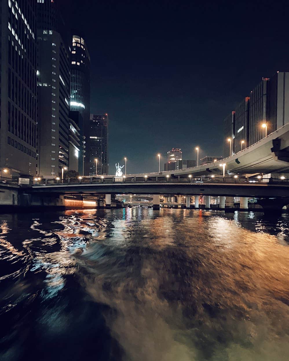 三浦大地さんのインスタグラム写真 - (三浦大地Instagram)「夜の大阪のリバークルージング。  心斎橋PARCOのレセプションから 流れてアフターパーティー、から流れて川に流れる。  また違った角度から街を眺めて、改めてやっぱり大阪好きやなぁって思った。  #大阪 #osaka」11月18日 11時38分 - daichi_1127