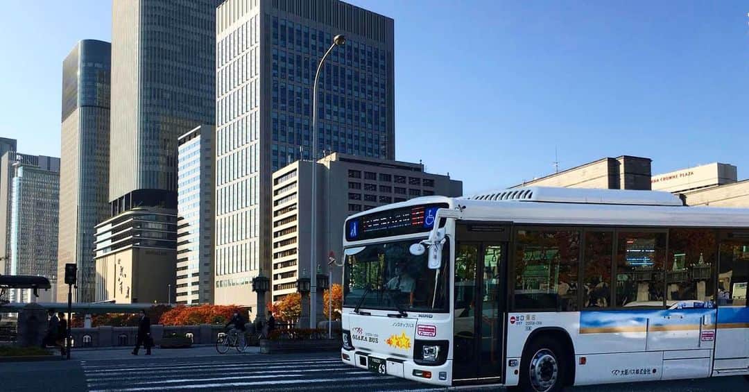 newotani_osakaさんのインスタグラム写真 - (newotani_osakaInstagram)「西日本最大の商業地「大阪梅田」とホテルを結ぶ路線バスが、本日も元気に大阪の街を走ります🚌 . 直通で約20分の新路線バスで、大阪の中心地への観光がますます便利に✨ . ホテルへお越しの際は、是非ご利用くださいませ👐 . #ホテルニューオータニ大阪 #大阪 #大阪城公園 #バス #観光 #大阪 #西日本最大 #直通 #大阪観光 #旅行 #宿泊 #なんば #難波 #心斎橋 #黒門市場 #hotelnewotaniosaka #osakacatle #osakacastlepark #osaka #bus #sightseeing #westjapan #osakatrip #osakatravel #travel #stay #namba #shinsaibashi #kuromonmarket」11月18日 11時39分 - newotani_osaka