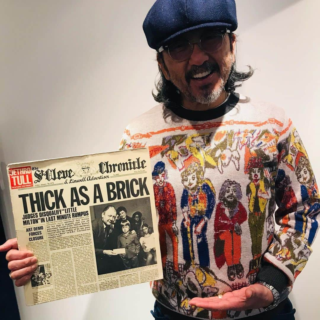 大久保篤志のインスタグラム：「#今日の１枚 #jethrotull  #thickasabrick  #今日のコーディネート #jacquardsweater #jacket #pants  #thestylistjapan  #casquette #kijimatakayuki #thestylistjapan  #eyeglasses #白山眼鏡 #tenderloin #sneakers #converseallstar  #mensfashion  #vinylcollection」